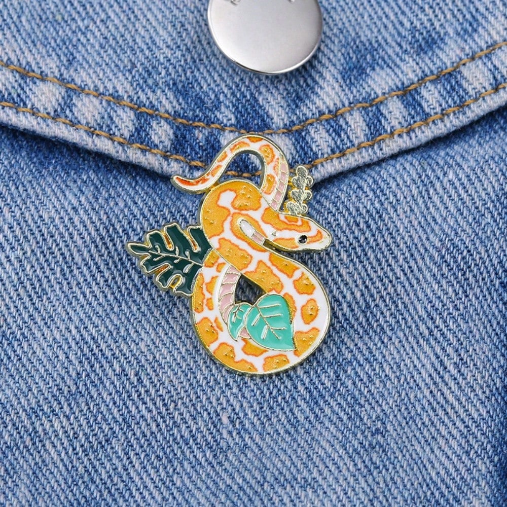 Snake Enamel Brooch Fashion Decorative Brooches Ornaments Lapel Bag Badges Jewelry Gifts 2025 New Style Pin For Clothes Bag Charm School Office Accessories Shirts Jacket Halloween Autumn-Winter Access