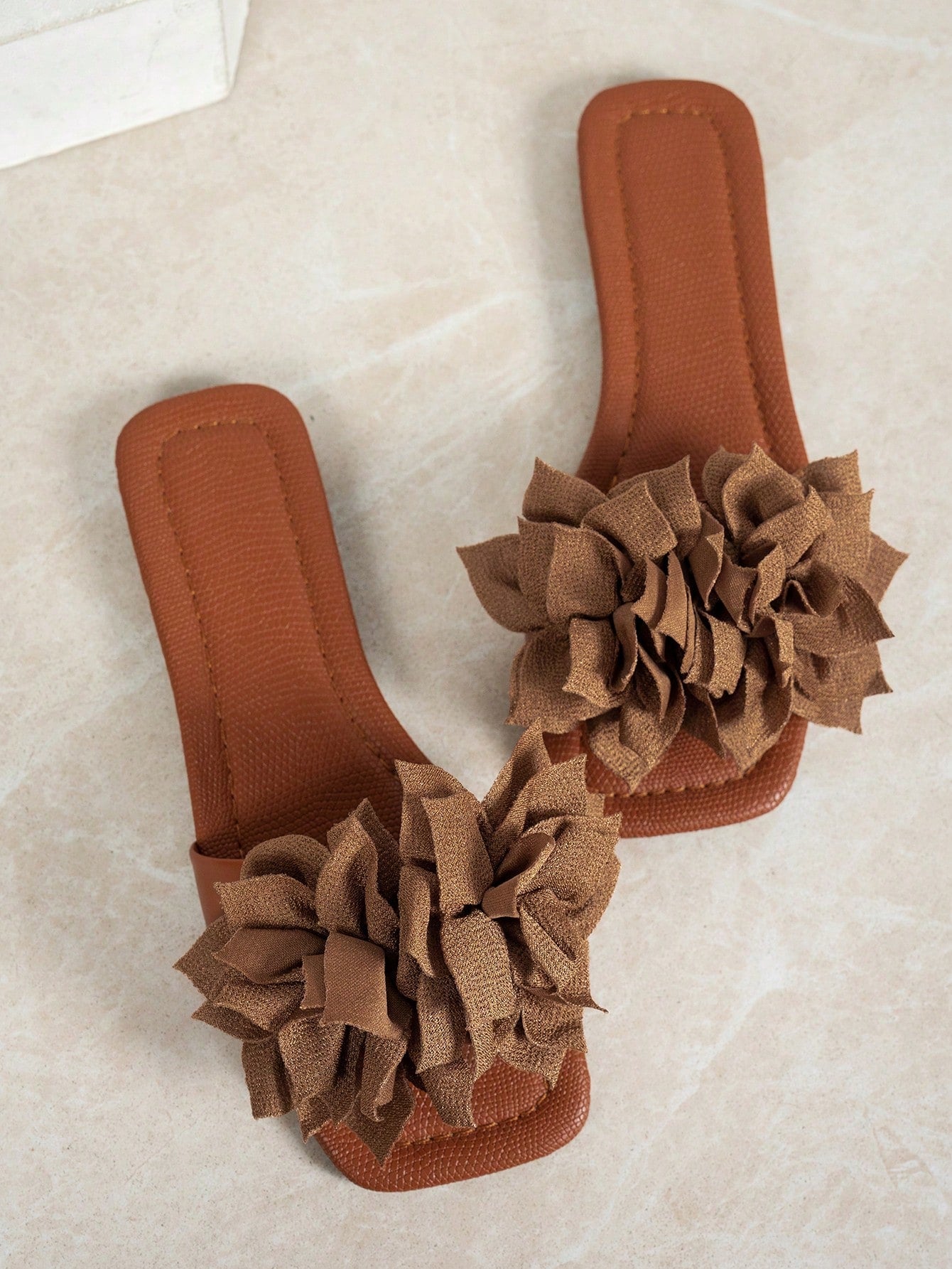 Spring/Summer New Women's Slippers, Fashionable Casual Style, Roman Design, Slip-On, Beige Flat Embroidered Design, Recommended By Fashion Bloggers, Desert Key French High-End Feeling Slippers, New Fa