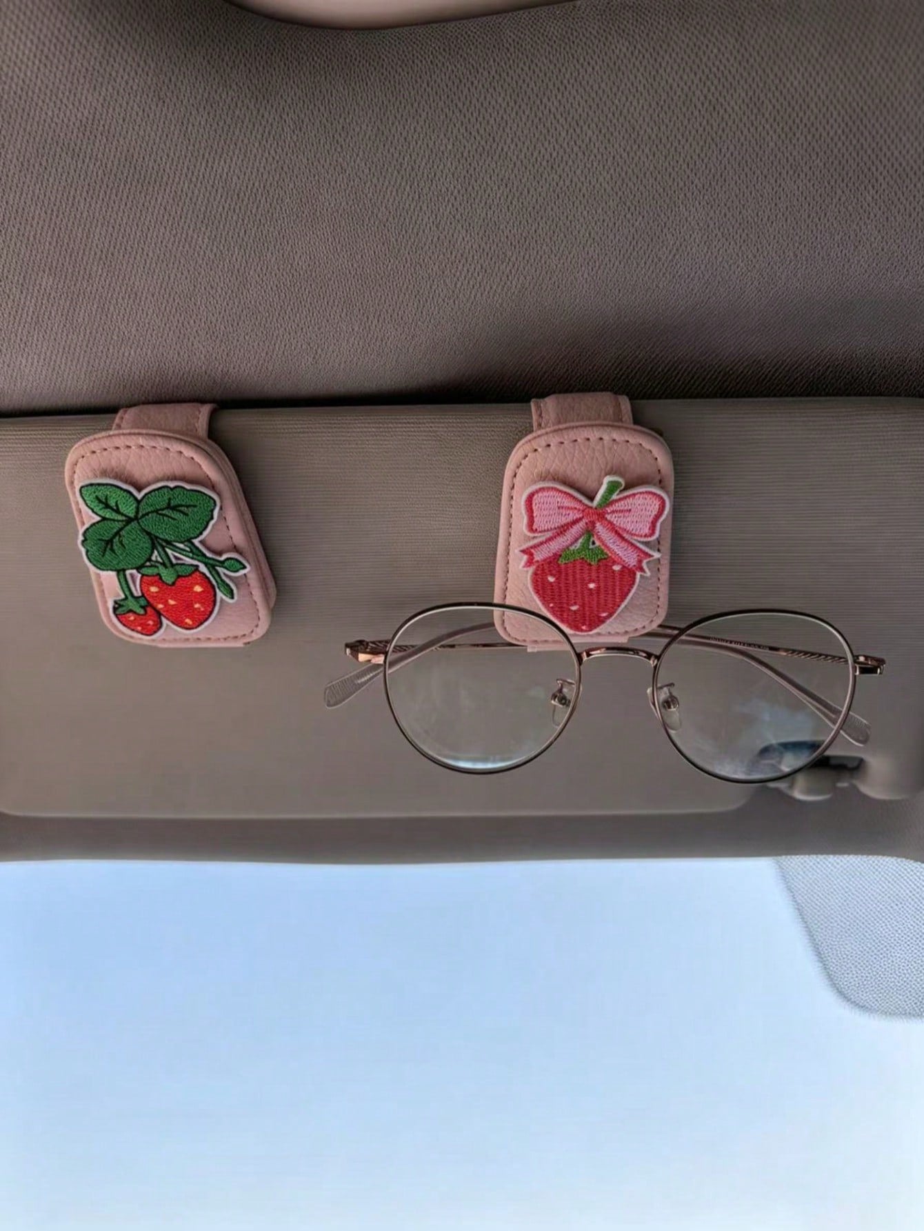 Strawberry Embroidered Car Glasses Clip, Car Sun Visor Fashion Glasses Holder, Multi-Function Ticket Clip, Car Interior Decoration, Pink Leather Strawberry Car Glasses Clip, Universal Sun Visor Fashio