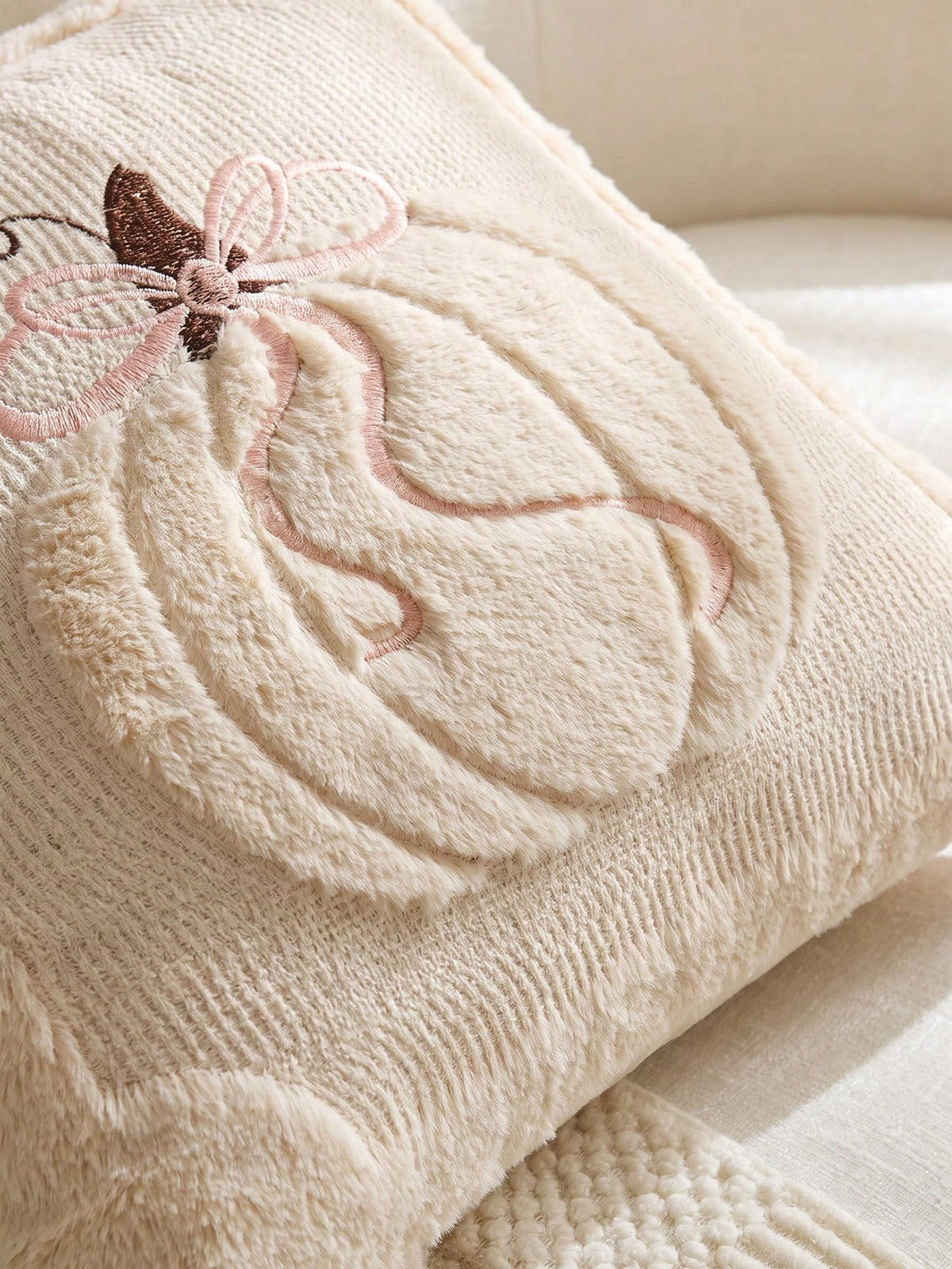 1/2pcs Halloween Beige Quilted Bow + Pumpkin Decorative Pillowcase, Soft And Comfortable Fabric, Fluffy Soft Home Decor Cushion, Holiday Home Pillowcase Decoration, Modern Decor Sofa, Home Bedroom