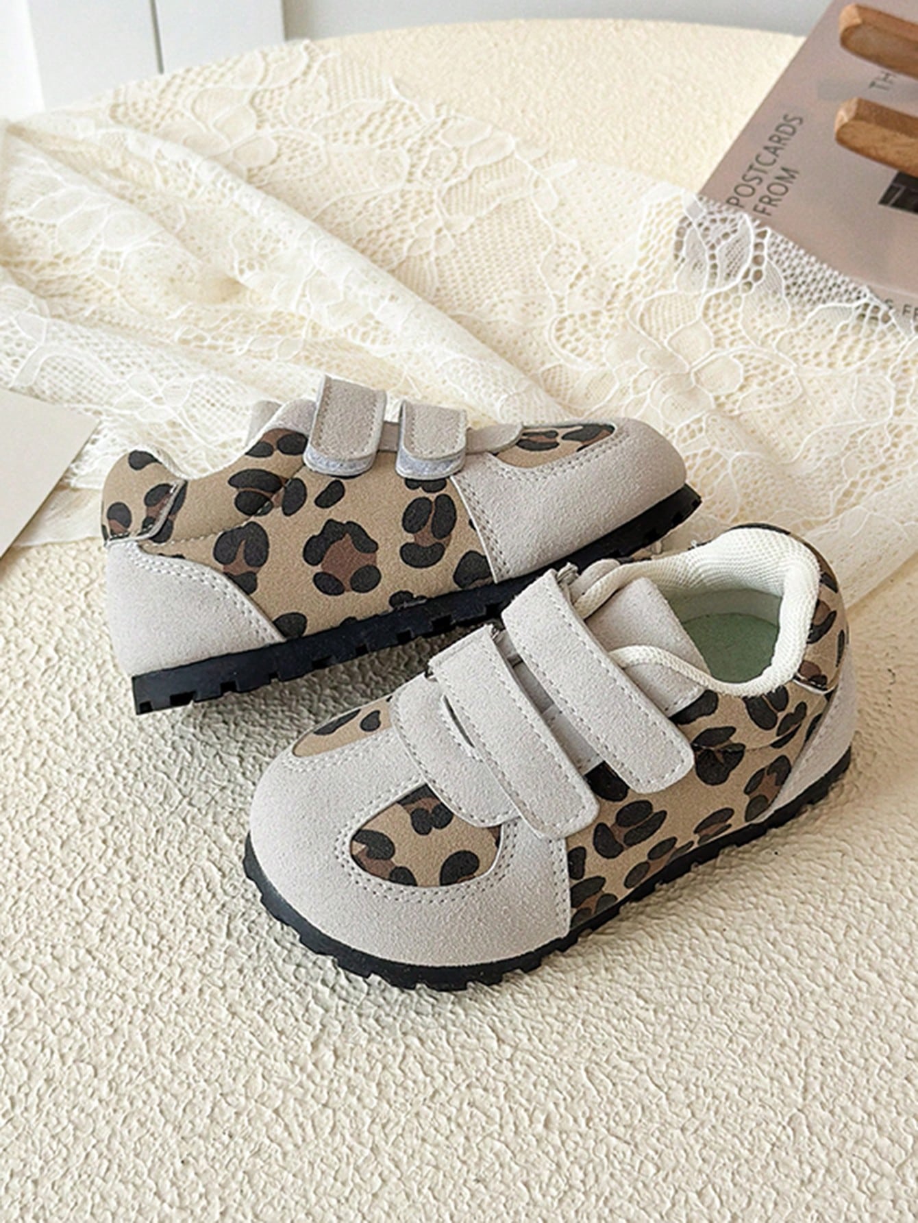 1 Pair Baby Sports Shoes, Vintage Leopard Print Patchwork Fabric, Dual Hook-And-Loop Design For Easy On/Off, Soft Serrated Sole, Lightweight And Durable