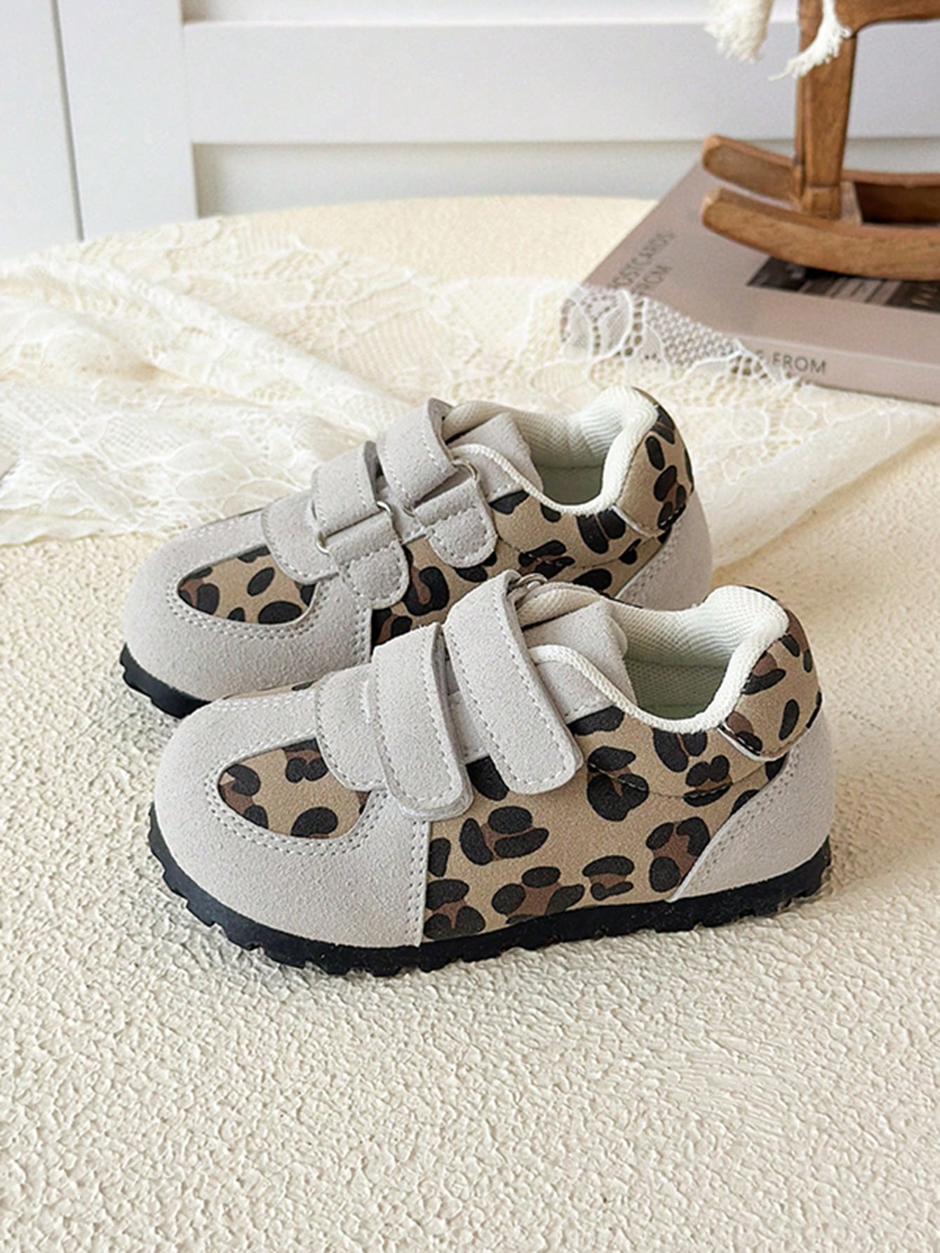 1 Pair Baby Sports Shoes, Vintage Leopard Print Patchwork Fabric, Dual Hook-And-Loop Design For Easy On/Off, Soft Serrated Sole, Lightweight And Durable
