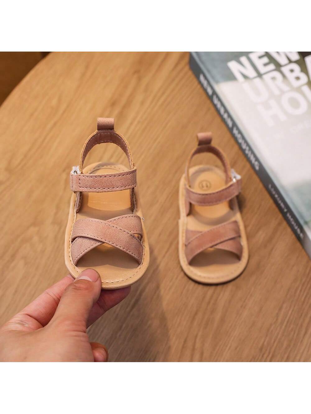 1 Pair Girls Retro PU Material Tied Strap Design Flat Comfortable Infant Sandals, Suitable For Summer Toddler Shoes