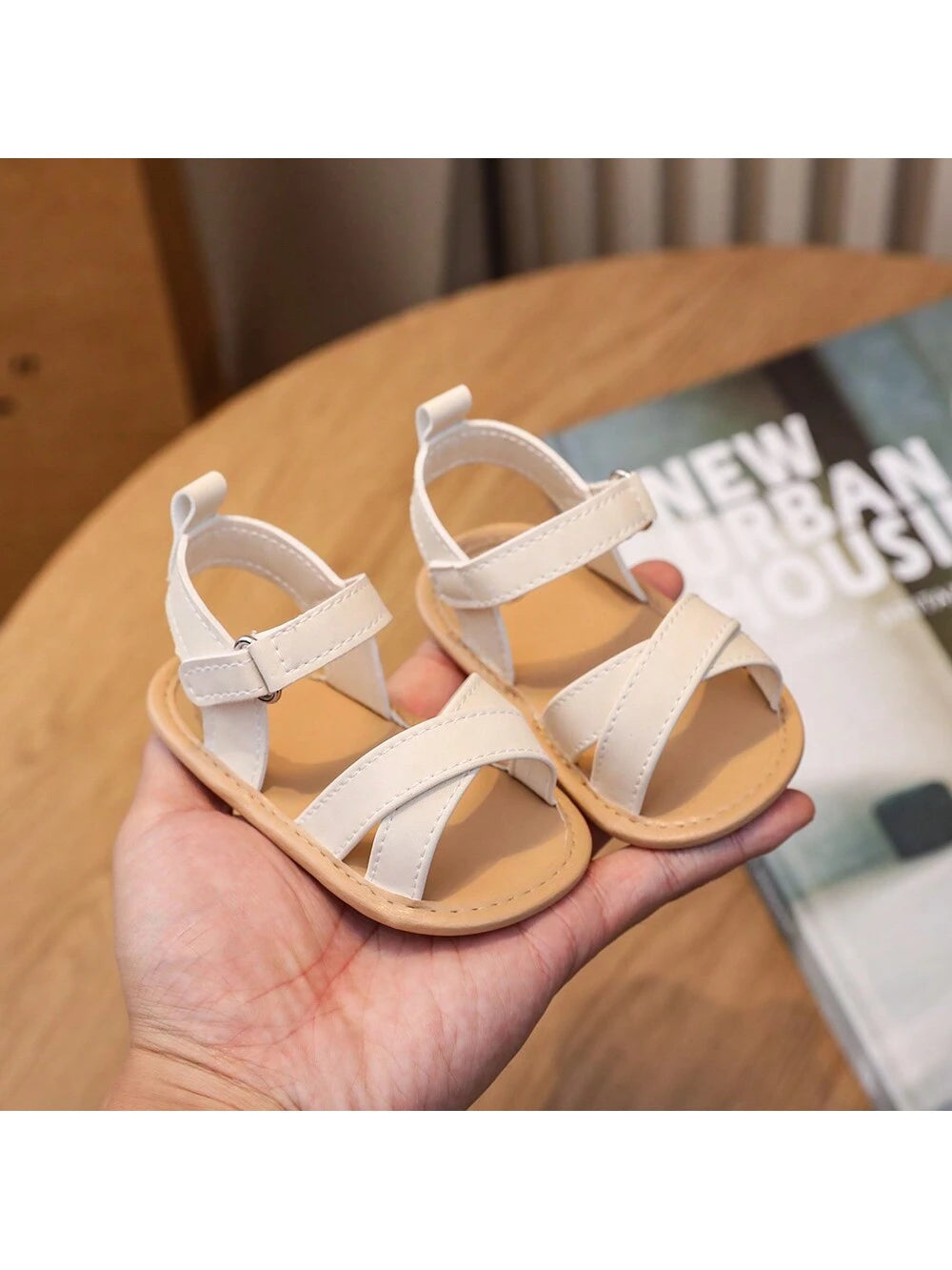 1 Pair Girls Retro PU Material Tied Strap Design Flat Comfortable Infant Sandals, Suitable For Summer Toddler Shoes