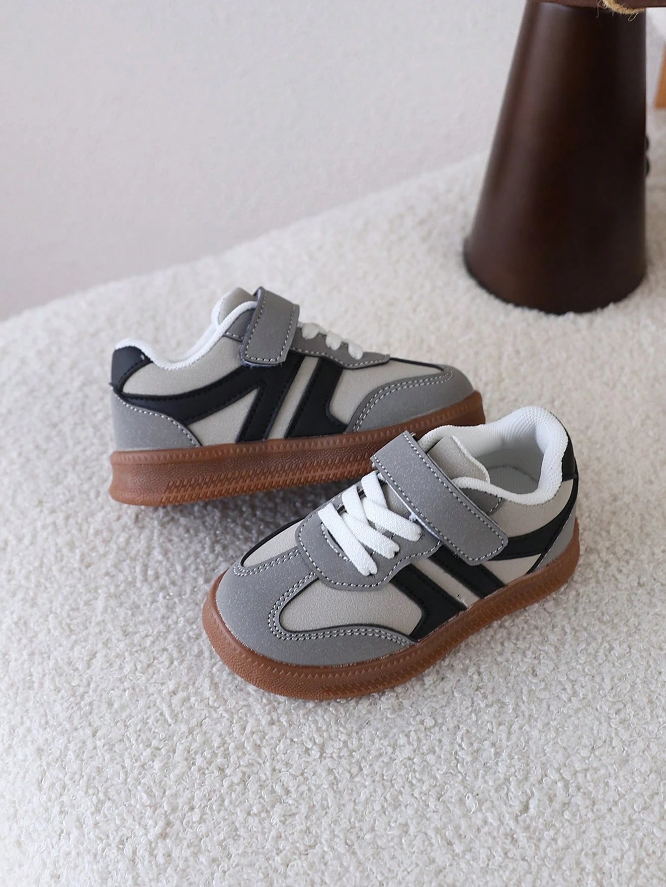 1 Pair Kids' German Training Shoes, Hook And Loop, Soft Sole, Non-Slip, Lightweight, Versatile, Outdoor, Unisex Children's Skate Shoes