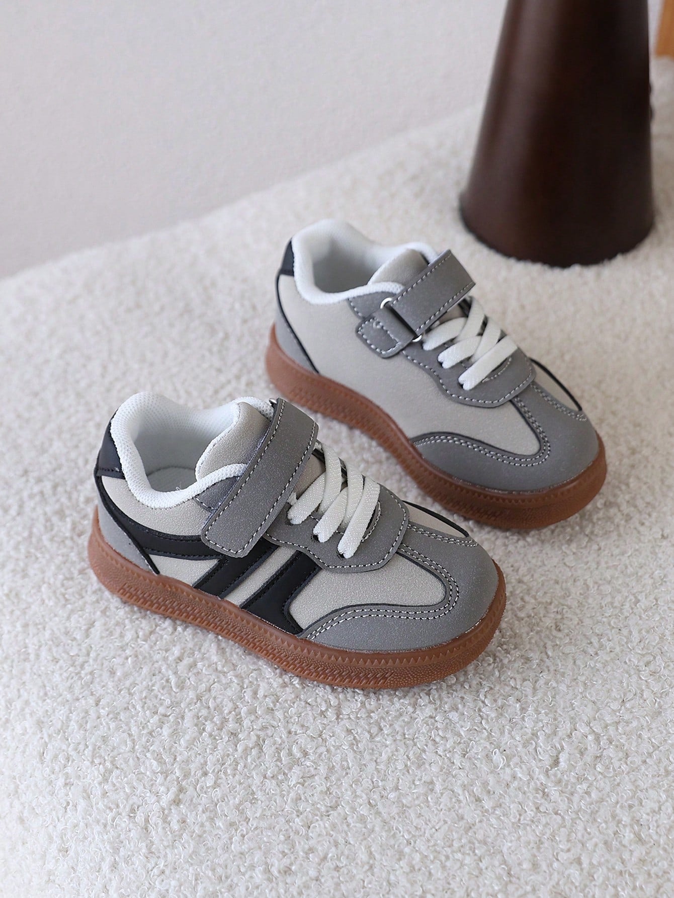1 Pair Kids' German Training Shoes, Hook And Loop, Soft Sole, Non-Slip, Lightweight, Versatile, Outdoor, Unisex Children's Skate Shoes