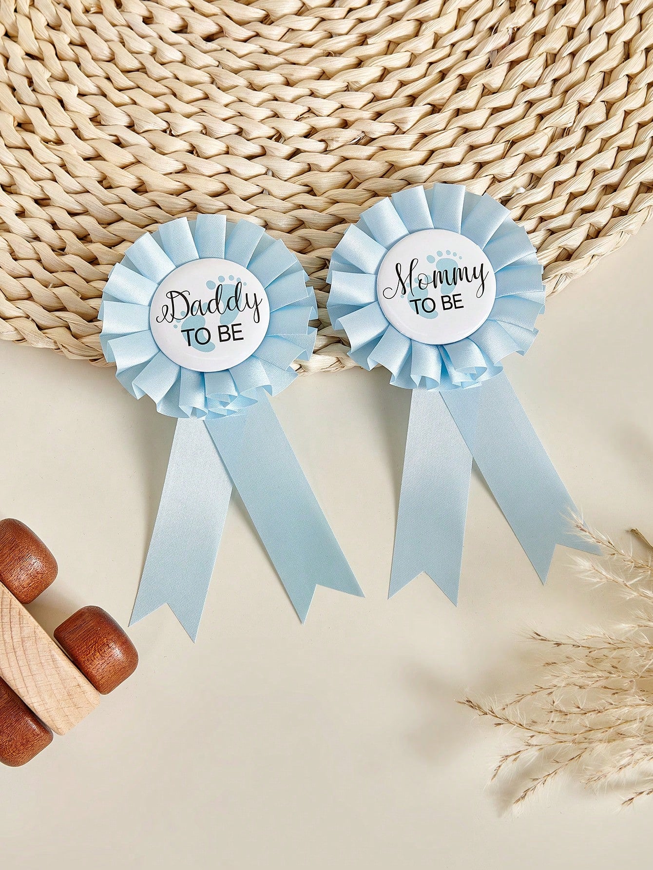 1 Set Of 2pcs Baby Shower Pins 'Mommy To Be/Daddy To Be' Medal, Commemorative Gift For Expectant Parentsbaby Shower Family Decorations Gifts