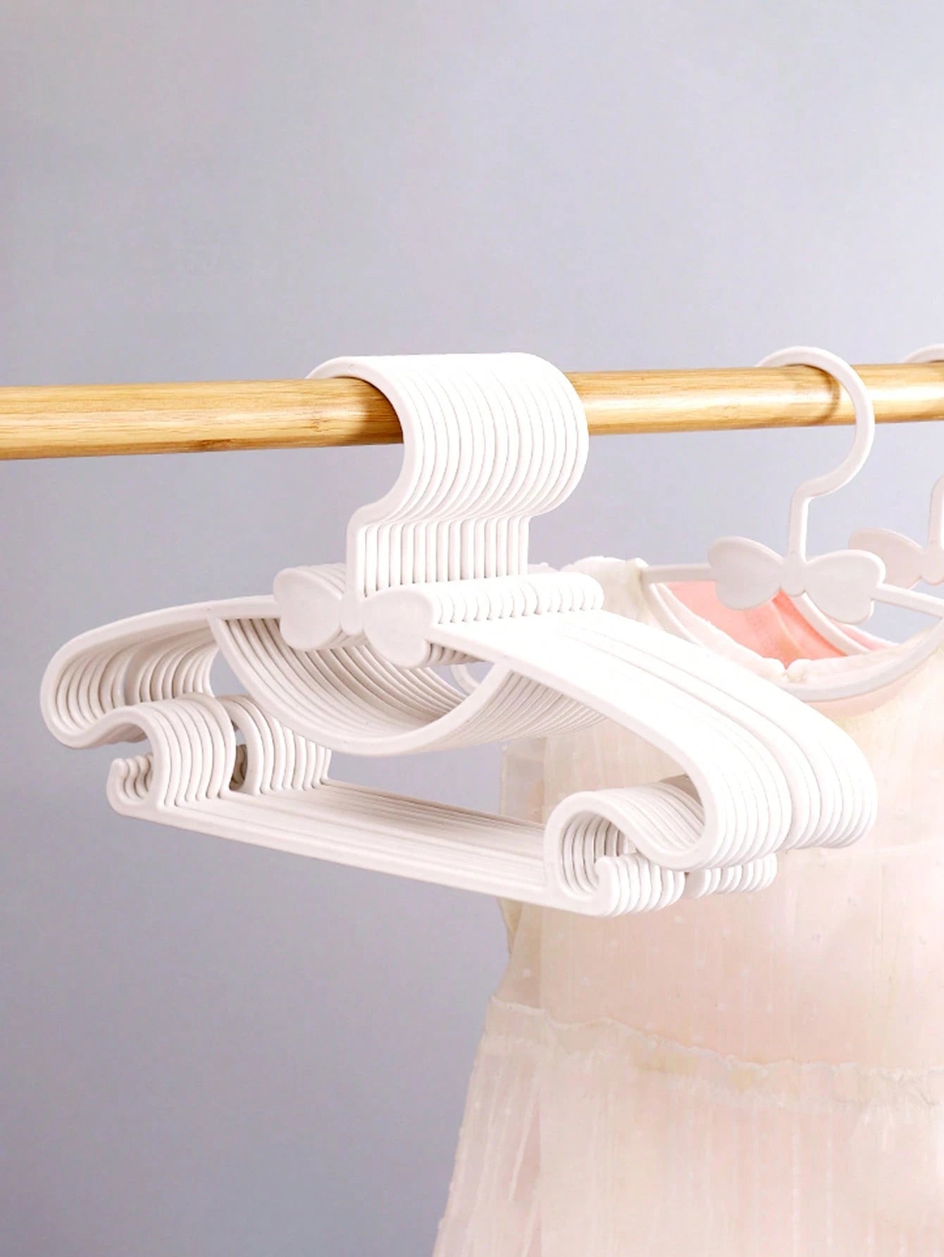 10pcs/20pcs/30pcs Children's Plastic Anti-Slip Space-Saving Bow Hangers For Wardrobe Organization