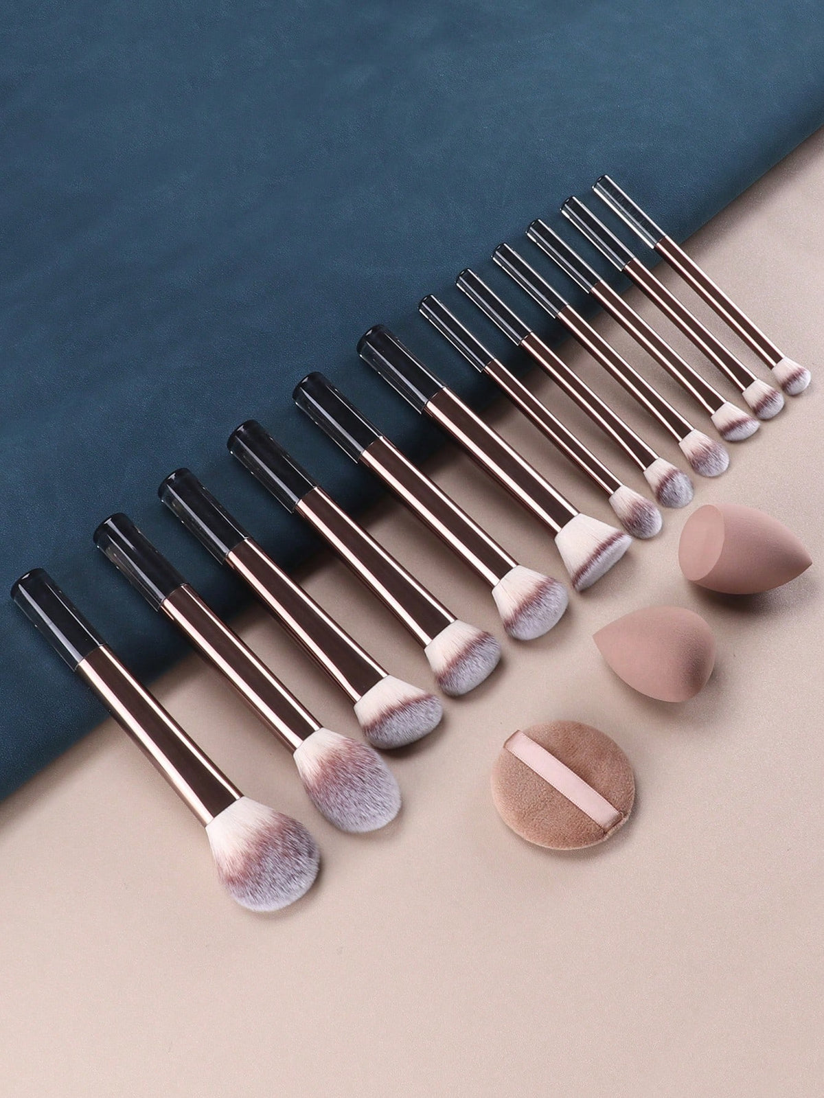 15pcs Makeup Brush Set, Including Powder Brush, Blush Brush, Highlighter Brush, Eyeshadow Brush, Lash Brush, Eyeliner Brush, Angled Makeup Sponge, Round Makeup Sponge, Round Powder Puff, Triangle Powd