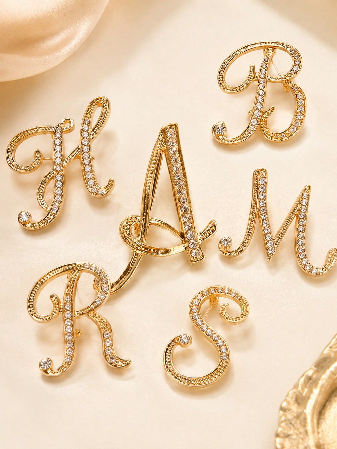 1pc A-Z Letter Brooch, European Style Rhinestone Pin, Alloy Material, Inlaid With Sparkling Gemstones, Ideal For Matching Suits, Shirts, Jackets, Dresses, Showcasing Elegance And Fashion. Can Be Used