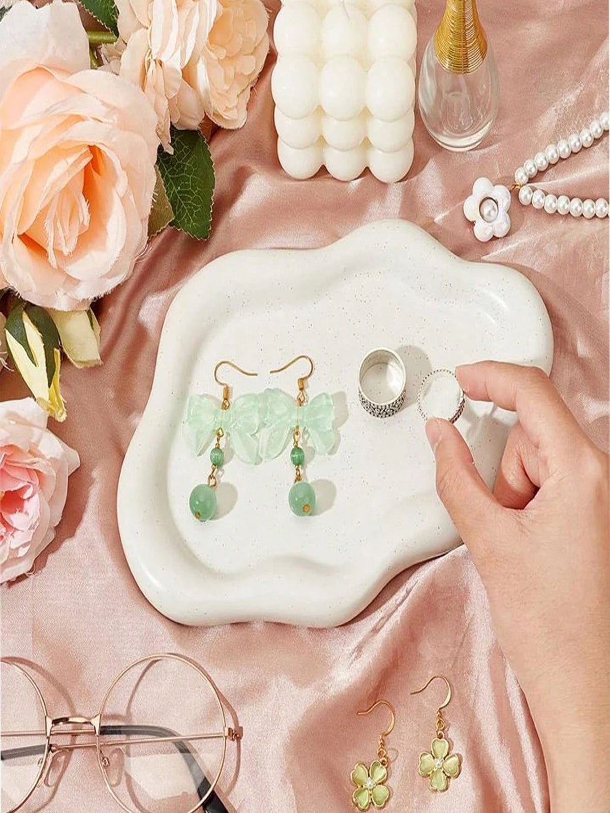 1pc Cloud-Shaped Jewelry & Perfume Display Stand, Elegant Jewelry Tray, Earring Display Rack, Jewelry Display Stand, ABS Resin Vanity Tray. Ideal For Home, Living Room And Office Small Item Storage. A