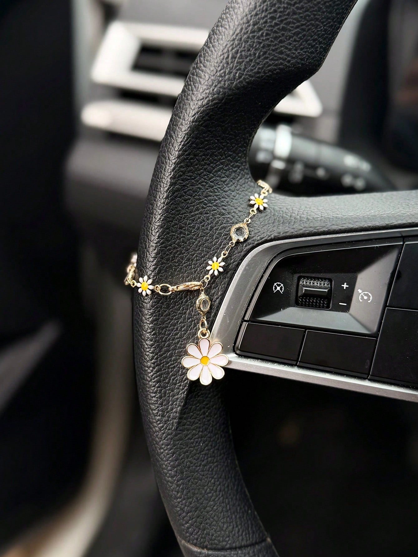 1pc Daisy Flower Car Steering Wheel Decor Chain, Fresh Floral Car Interior Hanging Ornament Accessory For Women