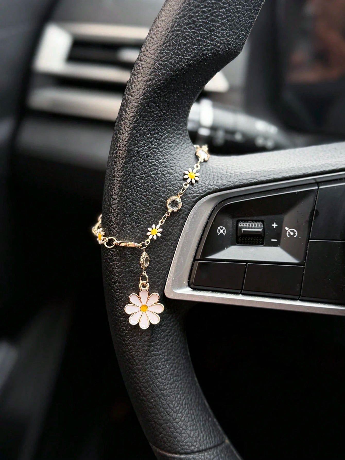1pc Daisy Flower Car Steering Wheel Decor Chain, Fresh Floral Car Interior Hanging Ornament Accessory For Women
