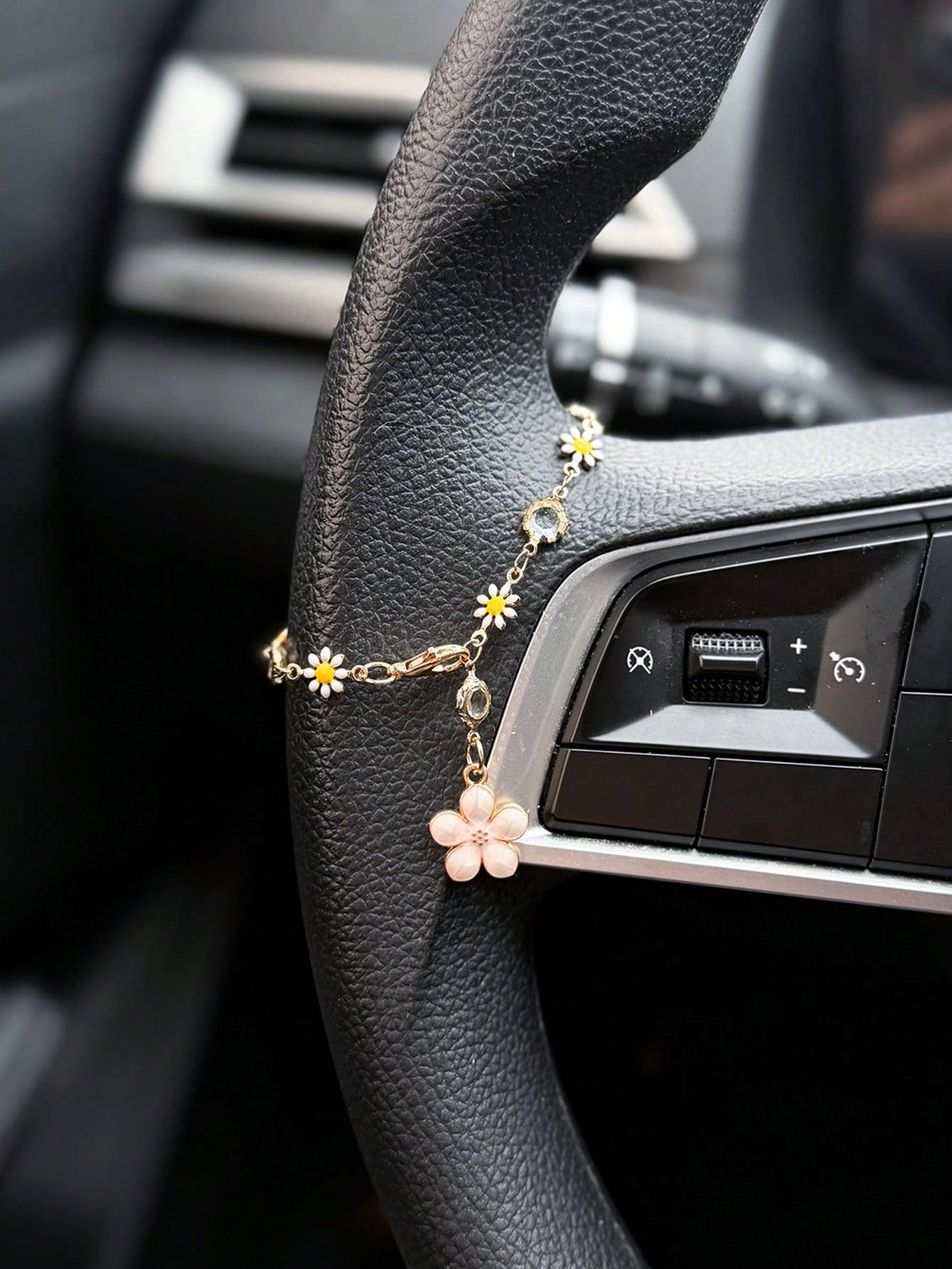 1pc Daisy Flower Car Steering Wheel Decor Chain, Fresh Floral Car Interior Hanging Ornament Accessory For Women