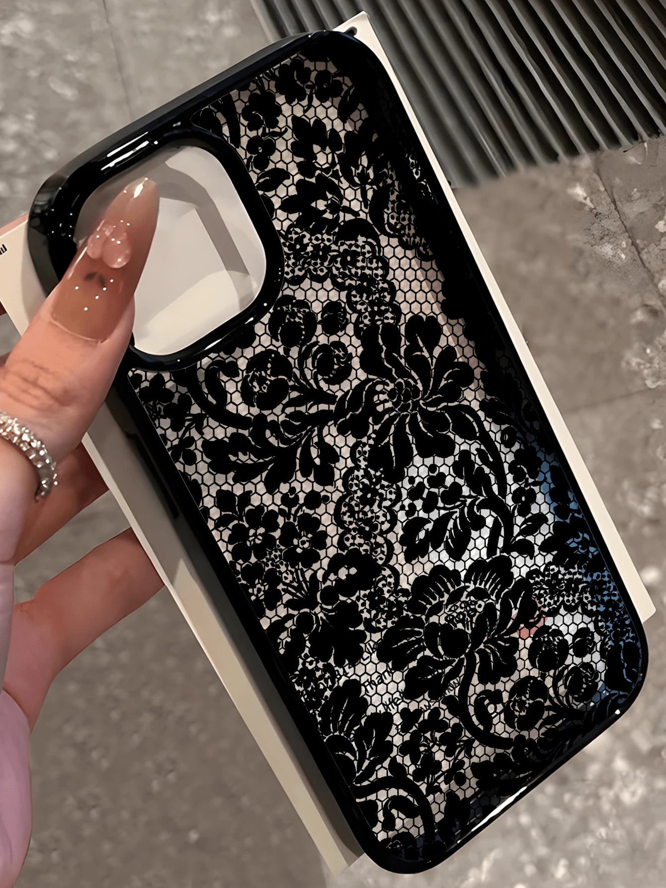 1pc Elegant Black Lace Floral Pattern Phone Case, Black Frame Transparent Back Cover Shockproof Protective Shell, Compatible With IPhone 17/16/15/14/13/12/11/Pro/Pro Max/Plus, Suitable As Gift For Fam