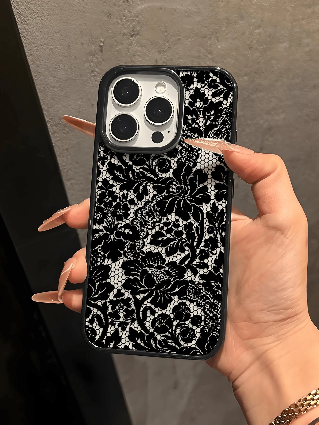 1pc Elegant Black Lace Floral Pattern Phone Case, Black Frame Transparent Back Cover Shockproof Protective Shell, Compatible With IPhone 17/16/15/14/13/12/11/Pro/Pro Max/Plus, Suitable As Gift For Fam