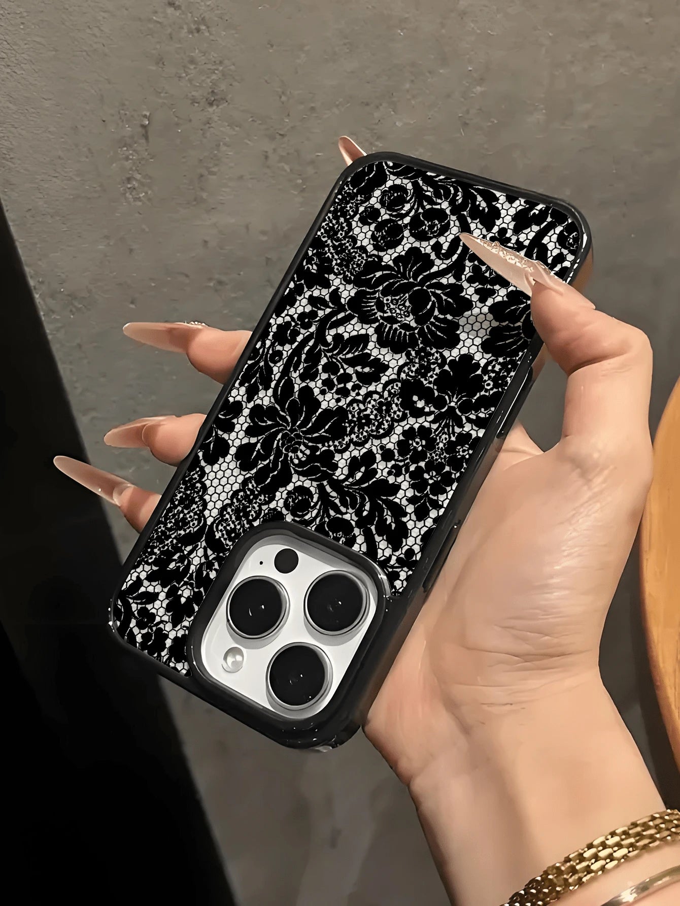 1pc Elegant Black Lace Floral Pattern Phone Case, Black Frame Transparent Back Cover Shockproof Protective Shell, Compatible With IPhone 17/16/15/14/13/12/11/Pro/Pro Max/Plus, Suitable As Gift For Fam
