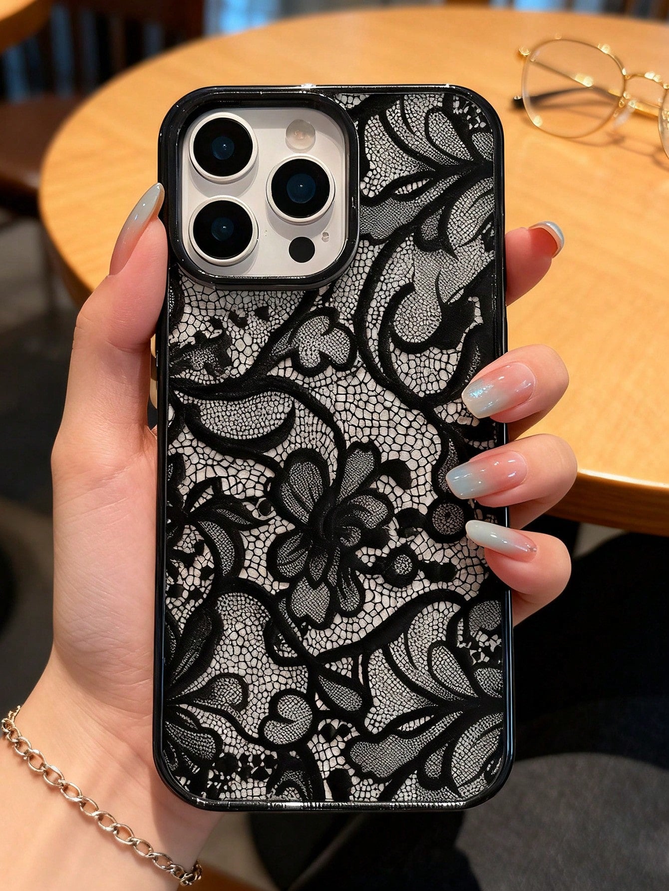1pc Elegant Black Lace Floral Pattern Phone Case, Black Frame Transparent Back Cover Shockproof Protective Shell, Compatible With IPhone 17/16/15/14/13/12/11/Pro/Pro Max/Plus, Suitable As Gift For Fam