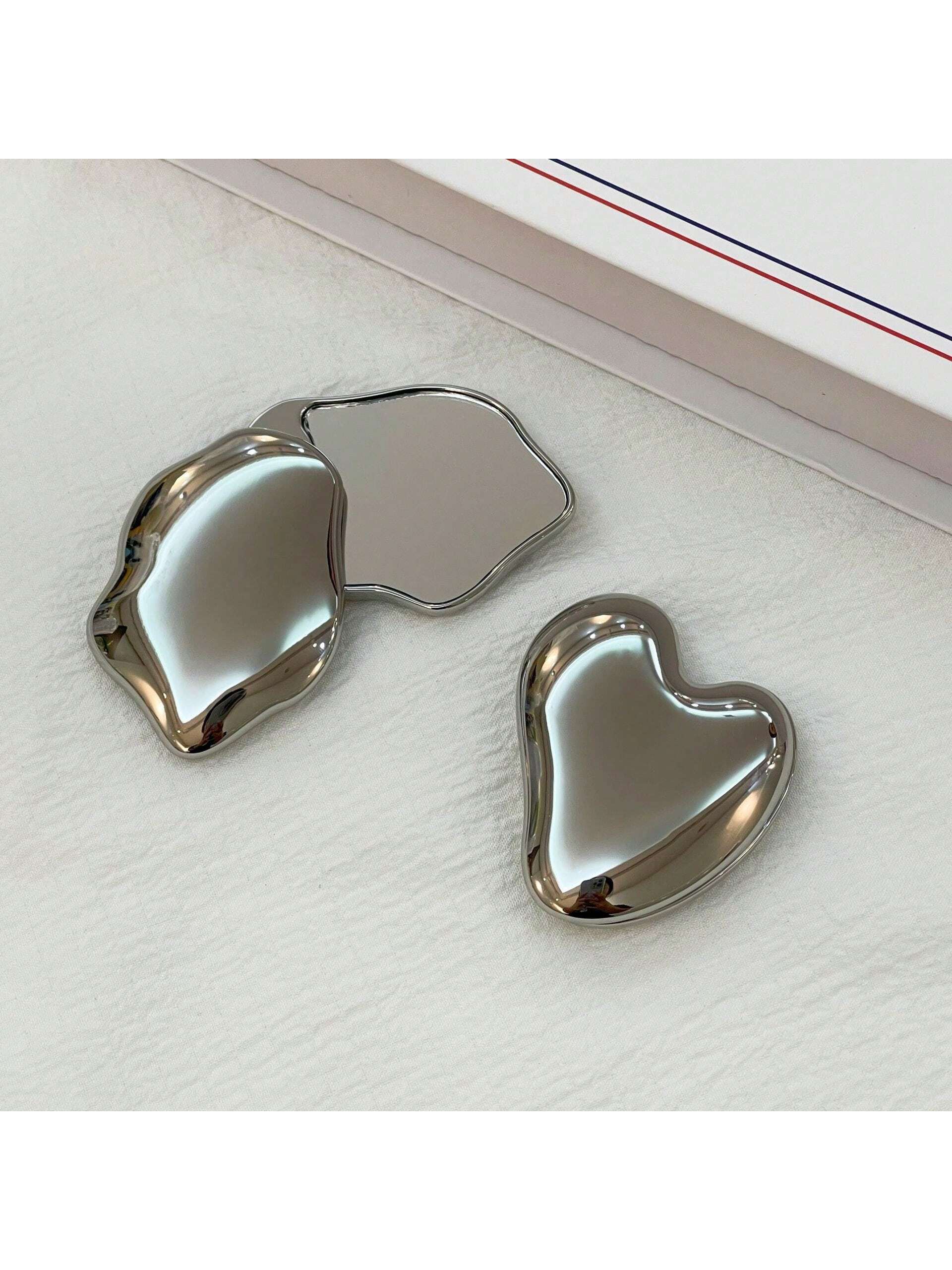 1pc Handheld Heart-Shaped Makeup Mirror, Miniature Simplistic Unbreakable Portable Double Sided Compact Folding Mirror For Touchups