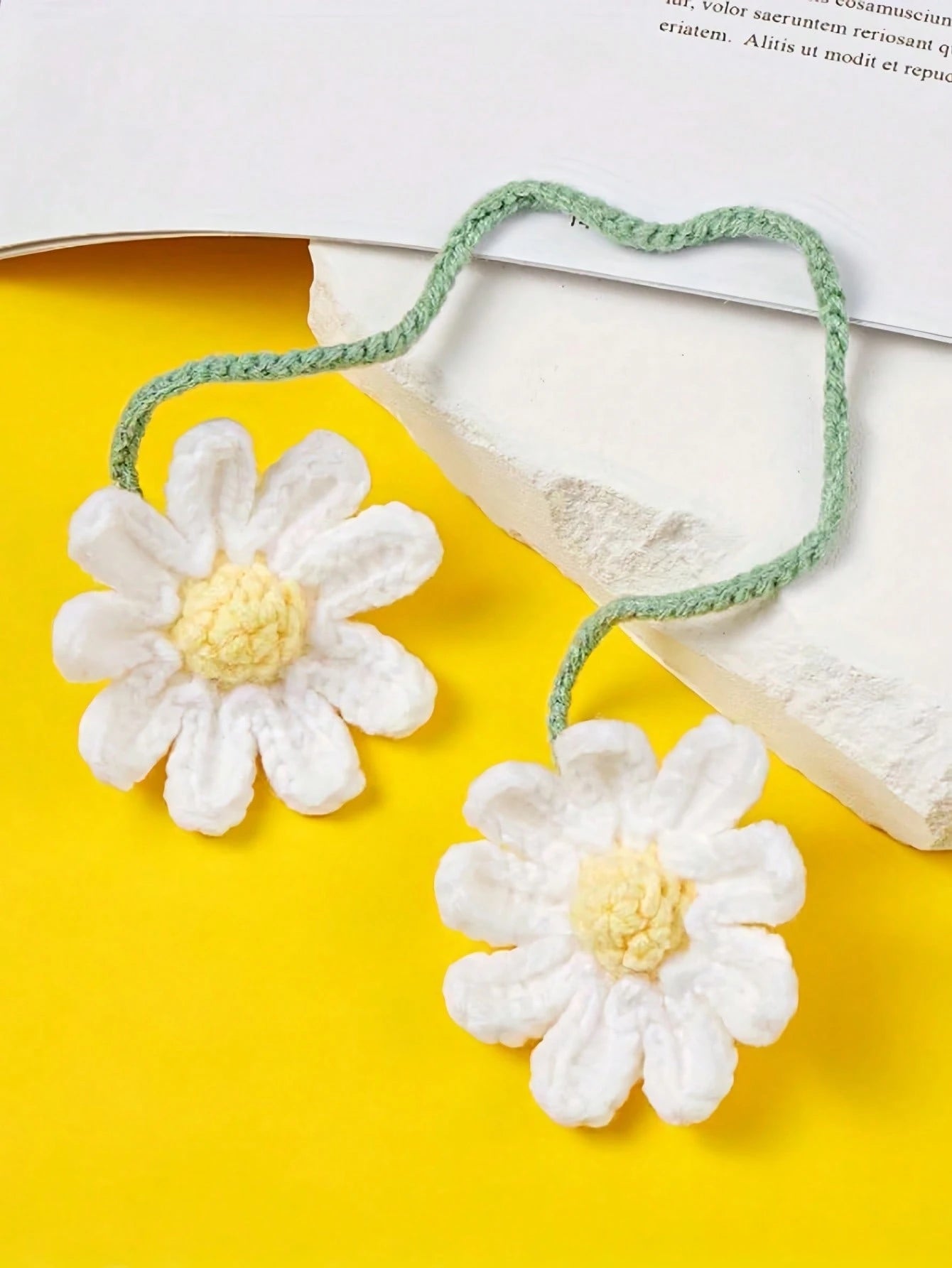 1PC Handmade Woven Daisy Pendant Lightweight Elegant Rearview Mirror Hanging Ornament Decorative Decor For Car Interior Daily Holiday Party Vehicle Aesthetic Gift Accessory