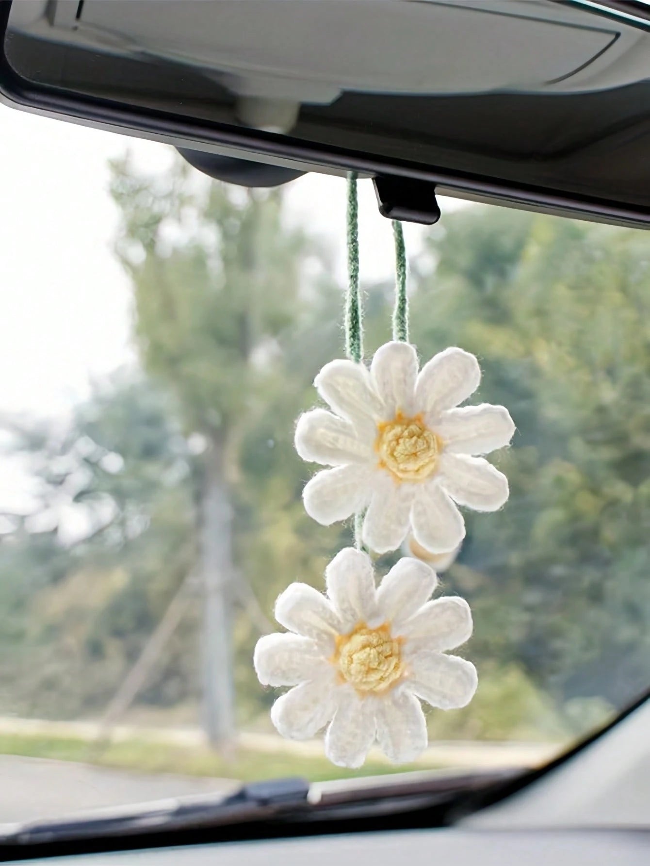 1PC Handmade Woven Daisy Pendant Lightweight Elegant Rearview Mirror Hanging Ornament Decorative Decor For Car Interior Daily Holiday Party Vehicle Aesthetic Gift Accessory