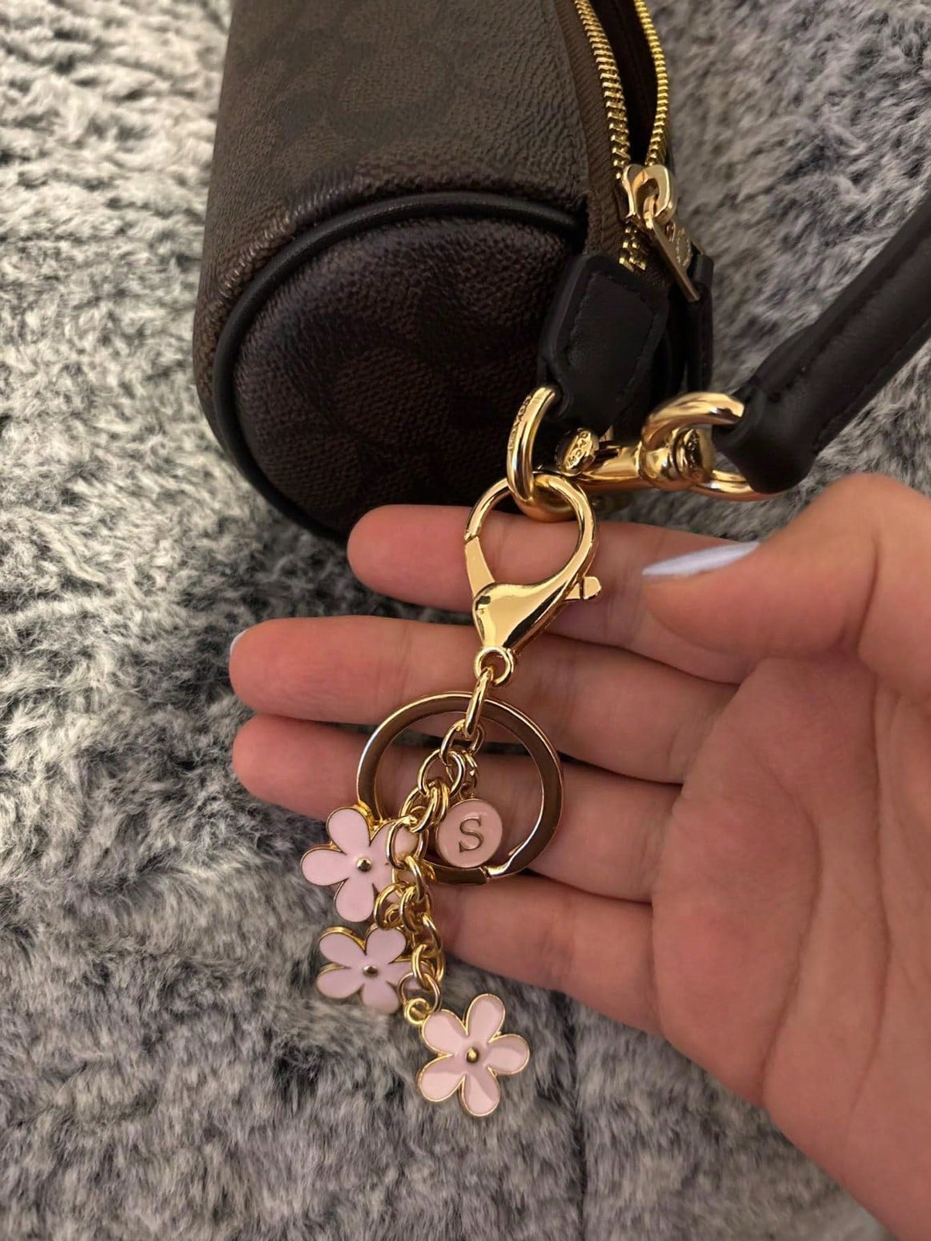 1pc Pink 26 Letter Flower Bag Charm, Keychain Pendant Decoration, Bag Accessory, Cute Floral Letter Charm, Suitable As Small Gift For Girls, Ladies Or Women, Fits Any Bag, Key, Wallet, Backpack, Tote