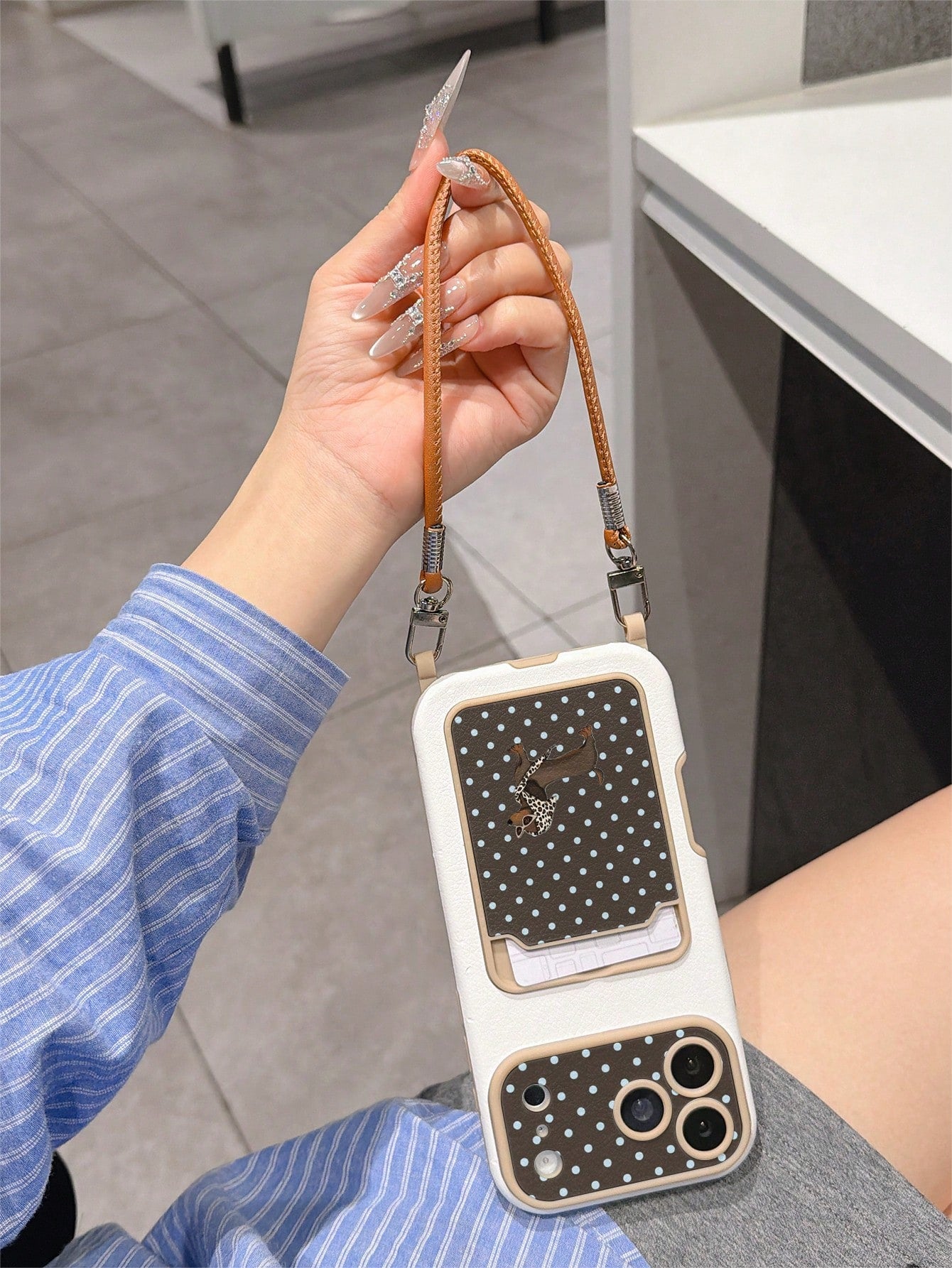 1pc Sausage Dog & Blue Polka Dot Pattern Fashion Card Holder Lanyard TPU Material Anti-Drop Protective Phone Case, Compatible With Apple 11/12/13/14/14plus/15/15plus/16/16plus/17/17pro Series Phone Pr
