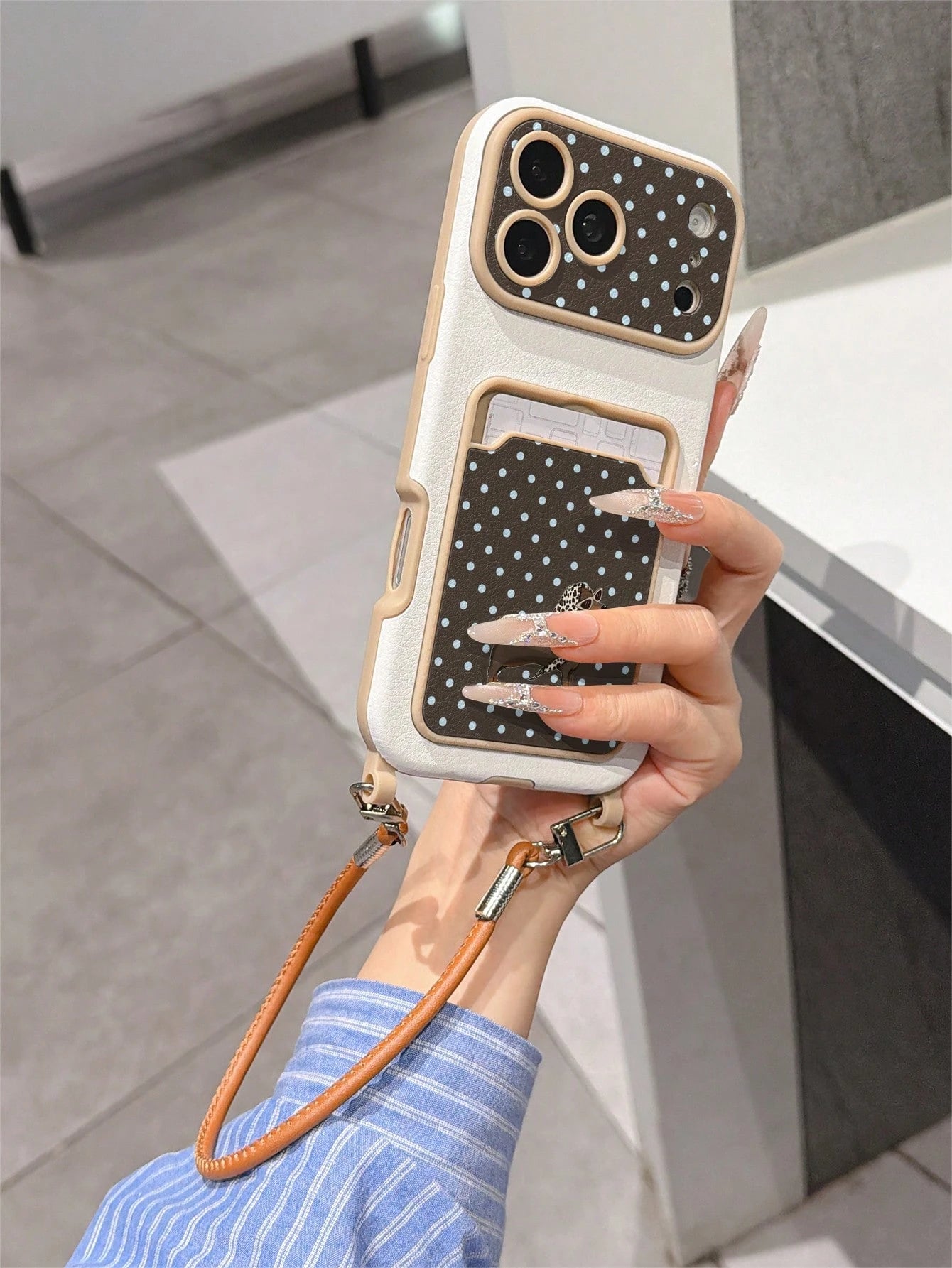1pc Sausage Dog & Blue Polka Dot Pattern Fashion Card Holder Lanyard TPU Material Anti-Drop Protective Phone Case, Compatible With Apple 11/12/13/14/14plus/15/15plus/16/16plus/17/17pro Series Phone Pr