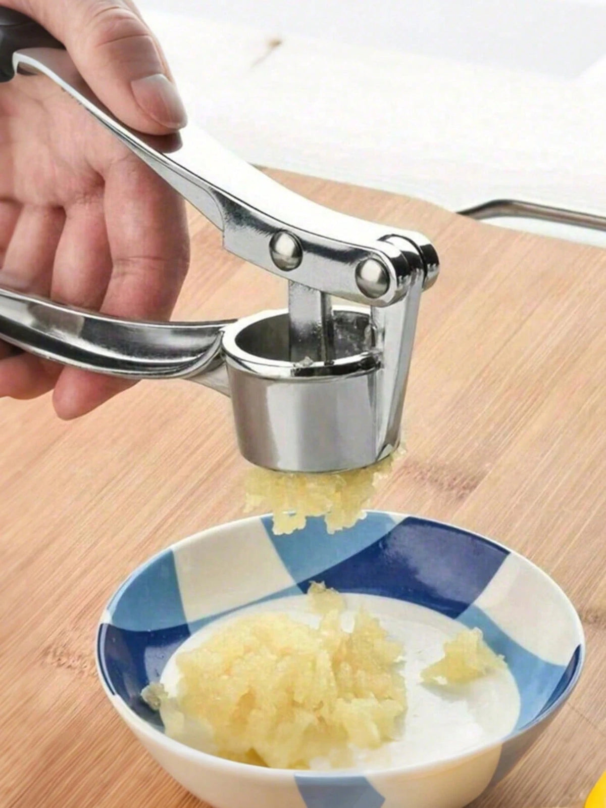 1pc Stainless Steel Manual Garlic Press, Multi-Function Kitchen Garlic Press, Kitchen Accessory. Also Can Be Used As A Nut Cracker And Multi-Function Ginger Grater. Equipped With Easy-To-Press Handle