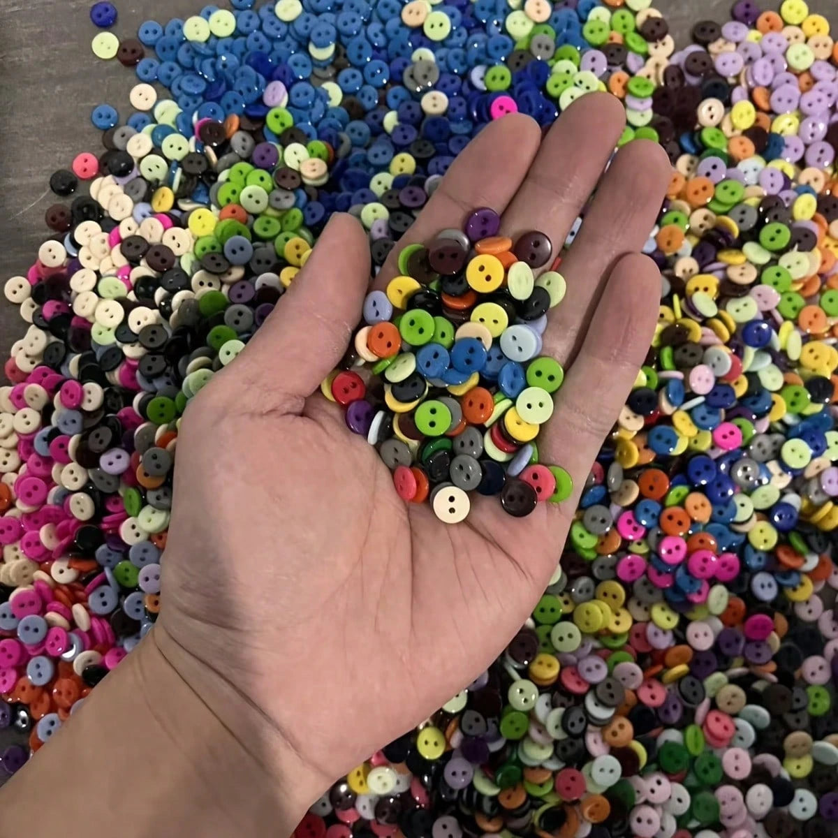 500pcs Mixed Resin Buttons, 9mm, 2-Hole- Ideal For DIY Sewing And Craft Projects, White/Red