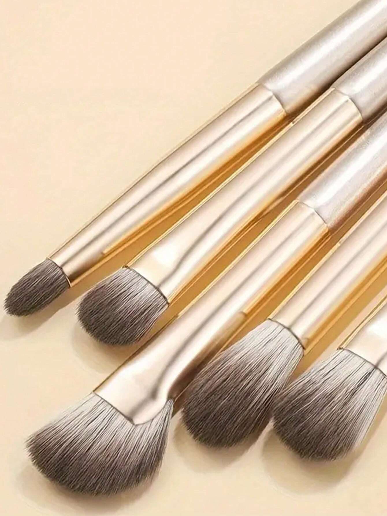8pcs Champagne Gold Eyeshadow Brush Set, Soft Bristle Makeup Brush Set, Eye Makeup Brushes, Beginner Nose Shadow Blending Brush, Delicate Eyeliner Brush, Fine Pointed Eyebrow Brush, Makeup Tools Set,E