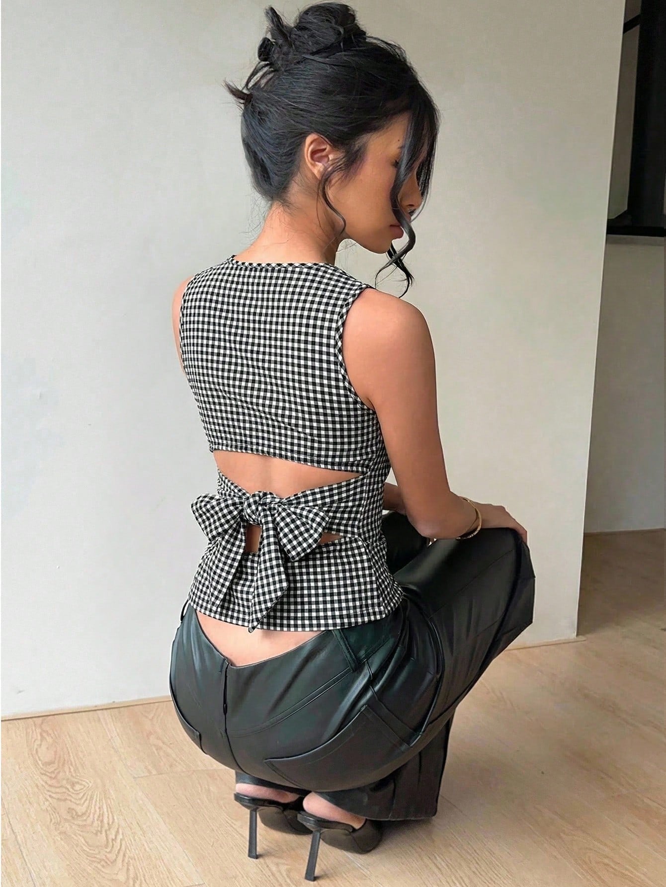 Aloruh Women's Backless Bow Tie Round Neck Sleeveless Blouse, Suitable For Commuting And Daily Wear, Checkered Top, Gingham Back Top,Summer