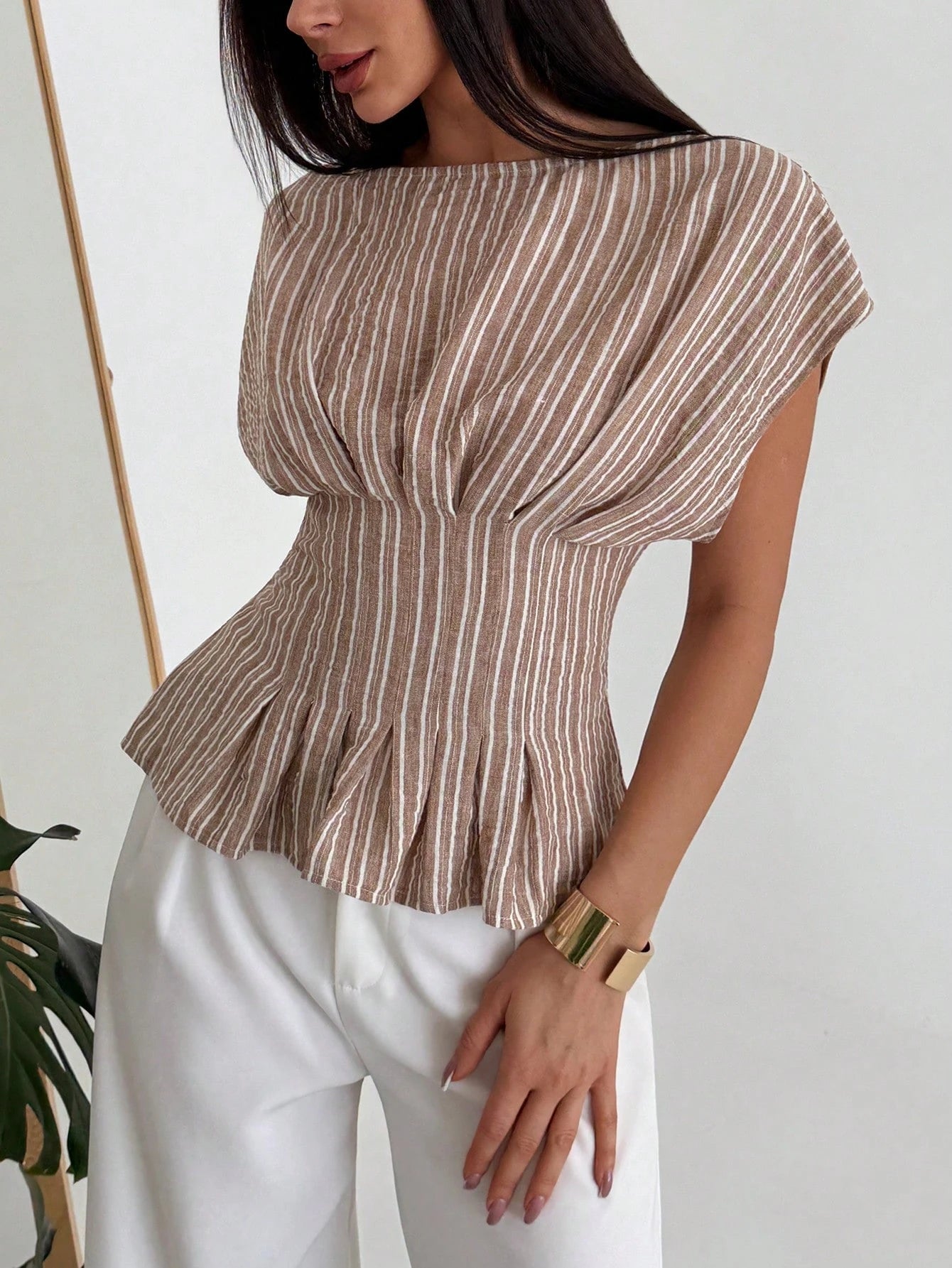 Aloruh Women's Elegant French Round Neck Casual Brown And White Short-Sleeved Shirt, Everyday Commuting Office Top, Outing Cinched Waist Teachers' Day Summer