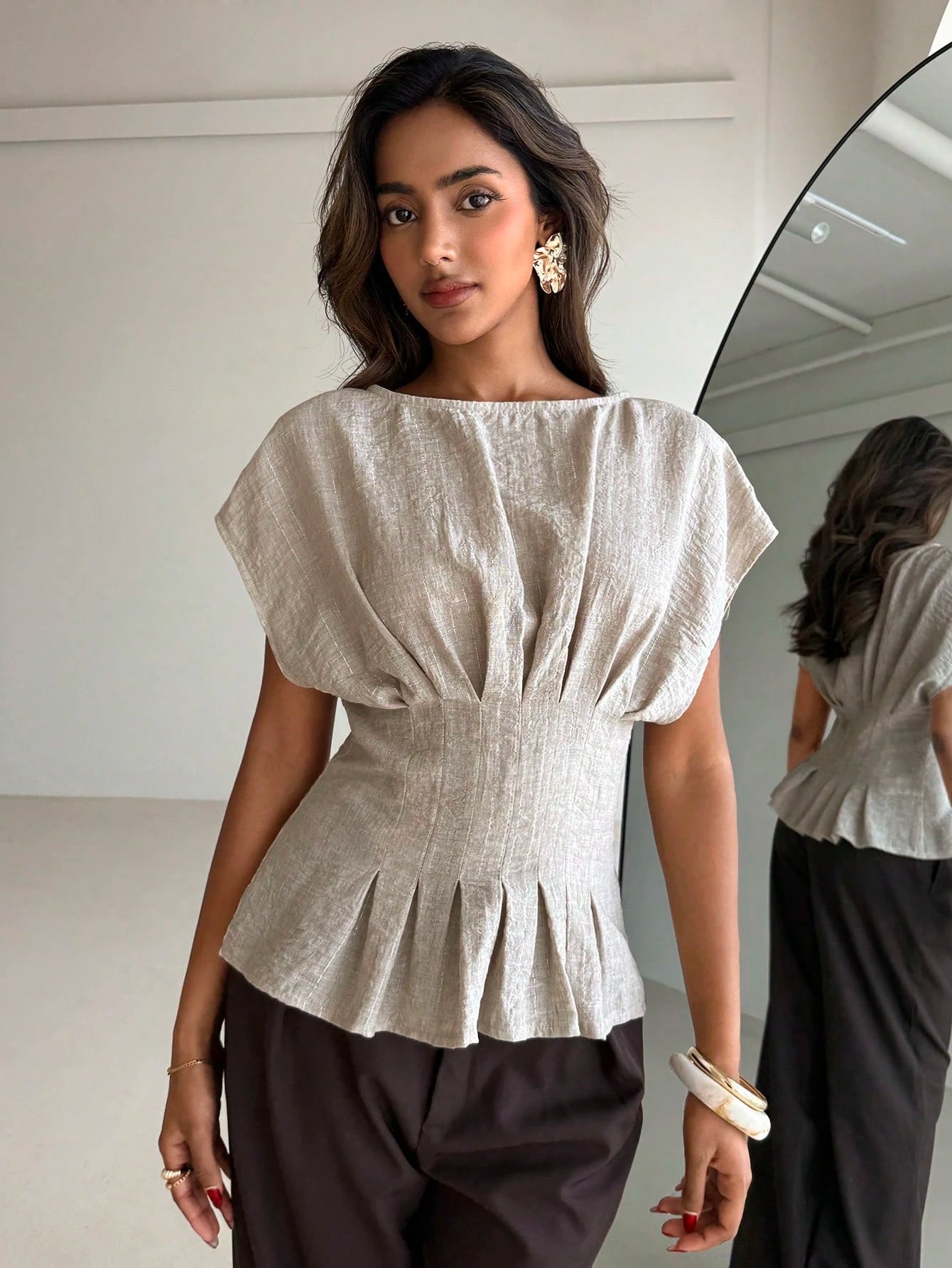 Aloruh Women's Elegant French Round Neck Casual Brown And White Short-Sleeved Shirt, Everyday Commuting Office Top, Outing Cinched Waist Teachers' Day Summer