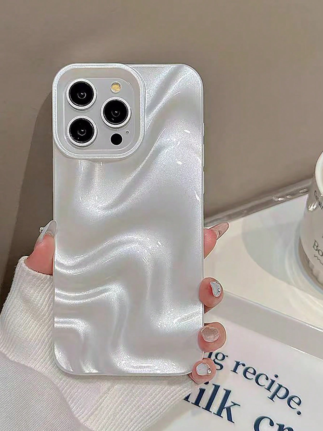 Asymmetric Wave Fashion Silver 3D Liquid Mirror 1pc Minimalist Elegant Pearl White 3D Stereoscopic Wave Design Phone Case Compatible With IPhone 11, 13, 12, 14, 13 Pro Max, 14 Pro Max, 15, 15 Pro, 15