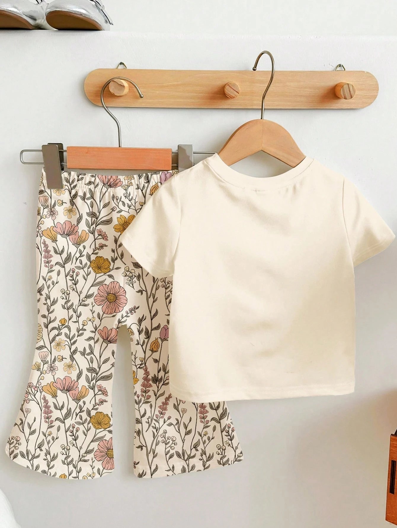 Baby Girl Retro Floral T-Shirt And Flare Pants 2-Piece Set, Beige Summer Modest Vacation Outfits, Baby Girl Casual Loose Short Sleeve Round Neck Clothes