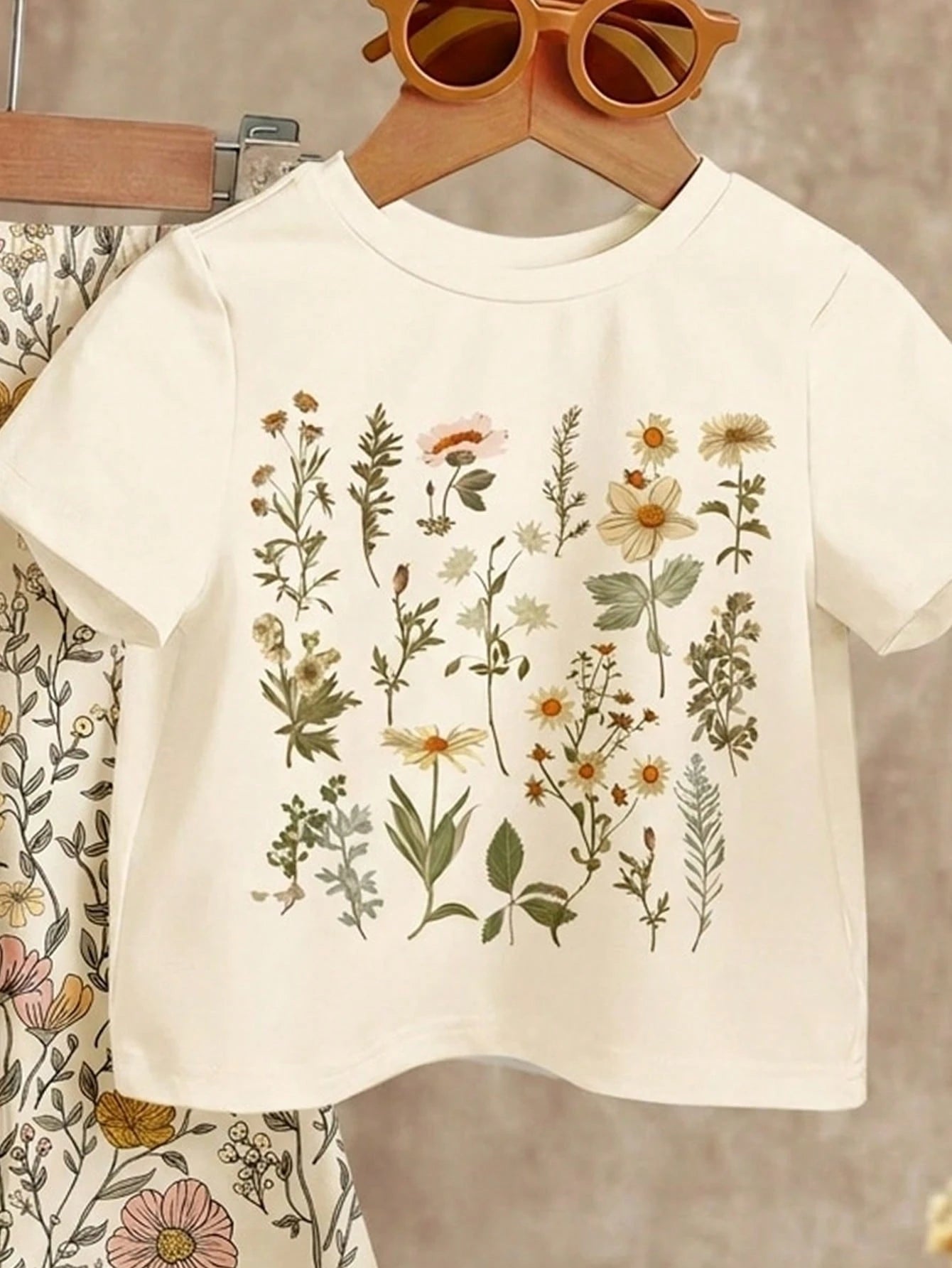Baby Girl Retro Floral T-Shirt And Flare Pants 2-Piece Set, Beige Summer Modest Vacation Outfits, Baby Girl Casual Loose Short Sleeve Round Neck Clothes