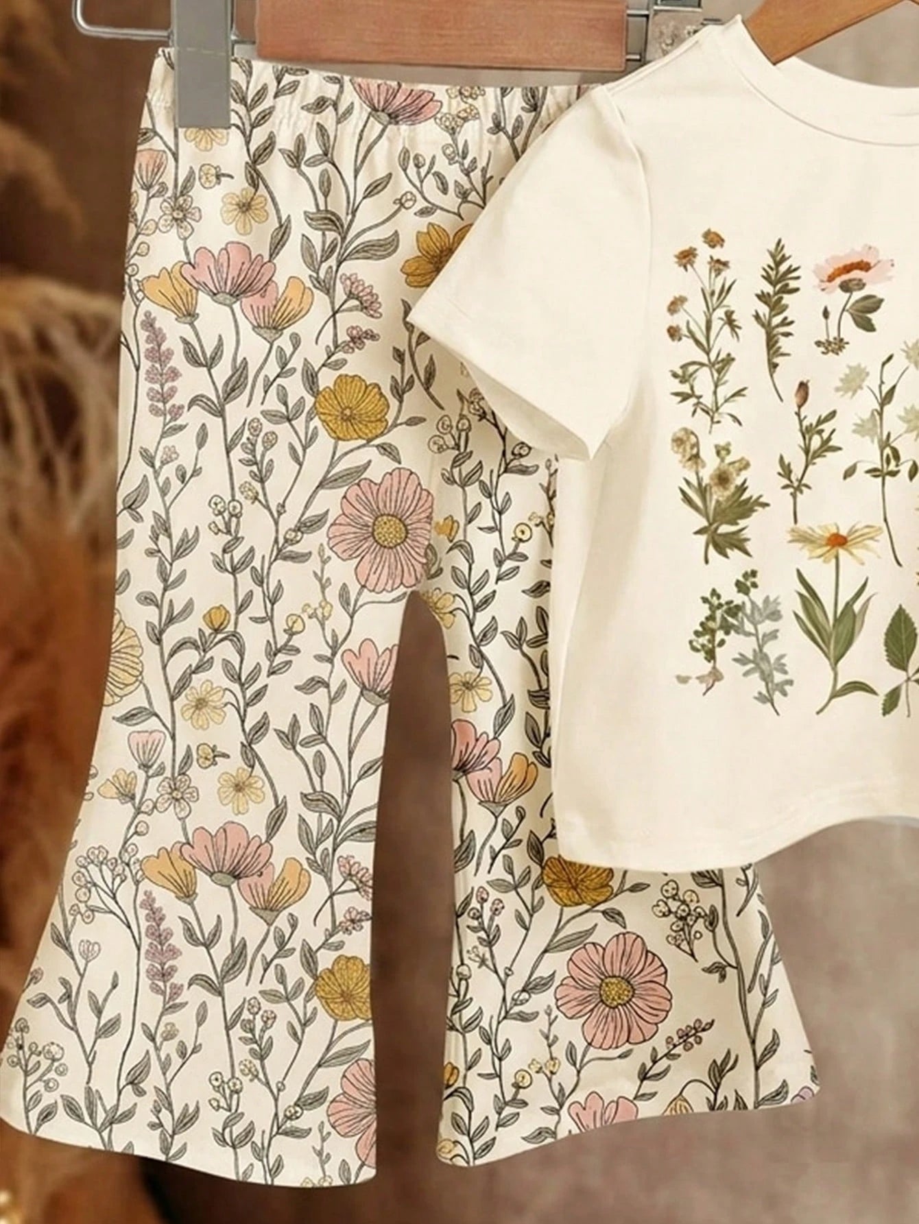 Baby Girl Retro Floral T-Shirt And Flare Pants 2-Piece Set, Beige Summer Modest Vacation Outfits, Baby Girl Casual Loose Short Sleeve Round Neck Clothes