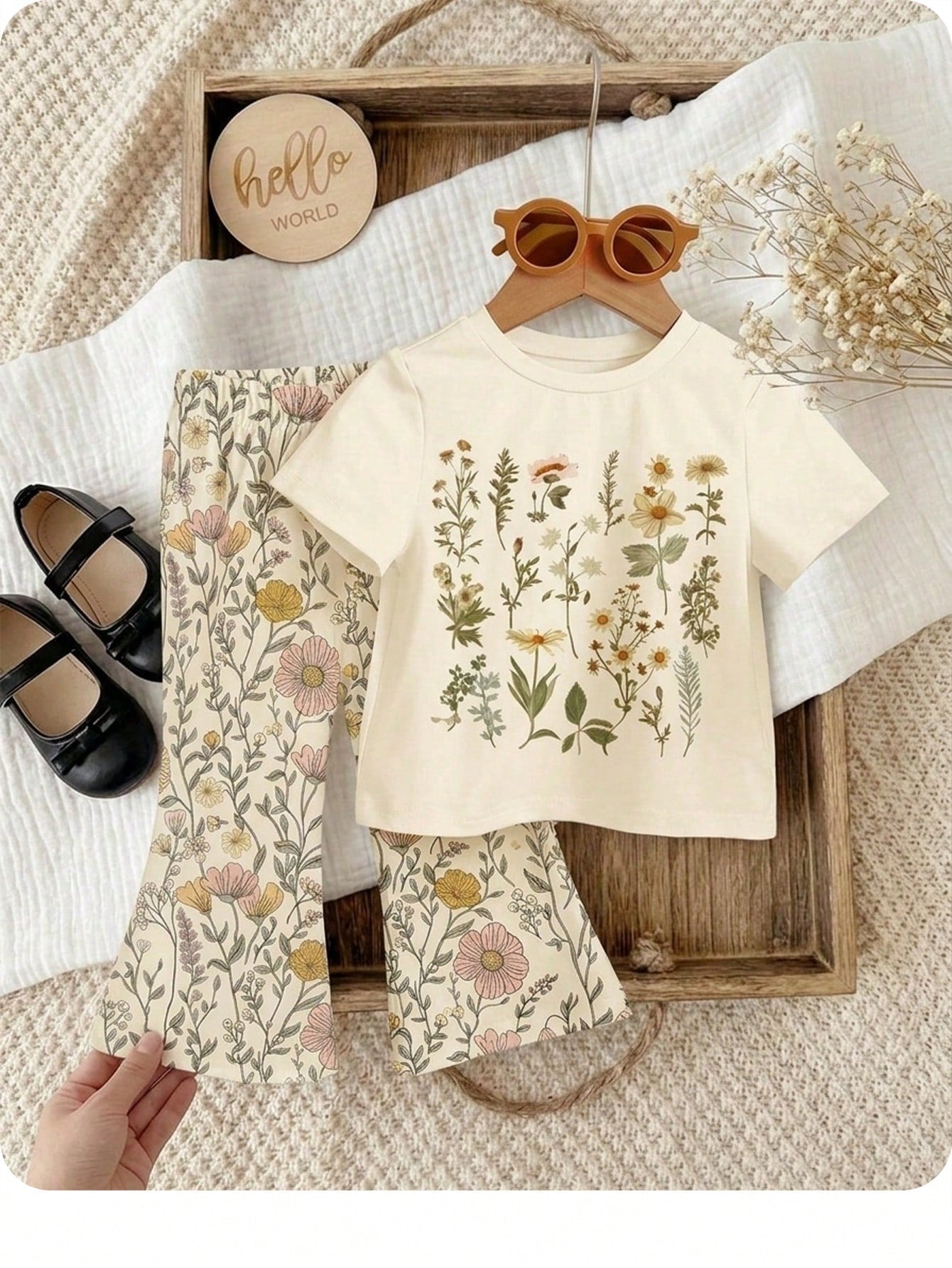 Baby Girl Retro Floral T-Shirt And Flare Pants 2-Piece Set, Beige Summer Modest Vacation Outfits, Baby Girl Casual Loose Short Sleeve Round Neck Clothes