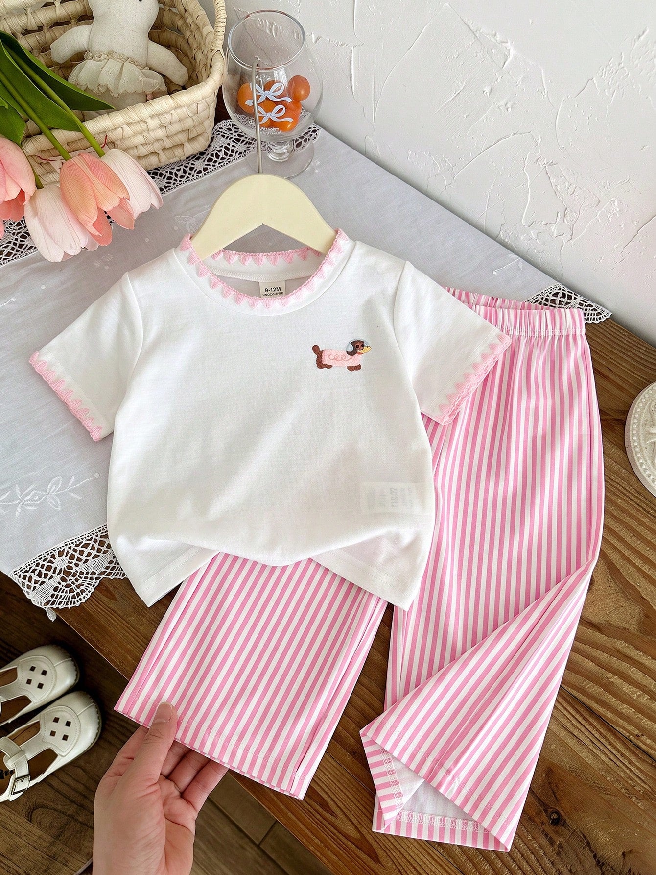 Cute Casual 2-Piece Set Baby Girl T-Shirt Outfit, Soft Skin-Friendly White Round Neck Short Sleeve T-Shirt With Pink Collar And Cuff Design, Exquisite Cute Small Dachshund Print, Paired With Pin