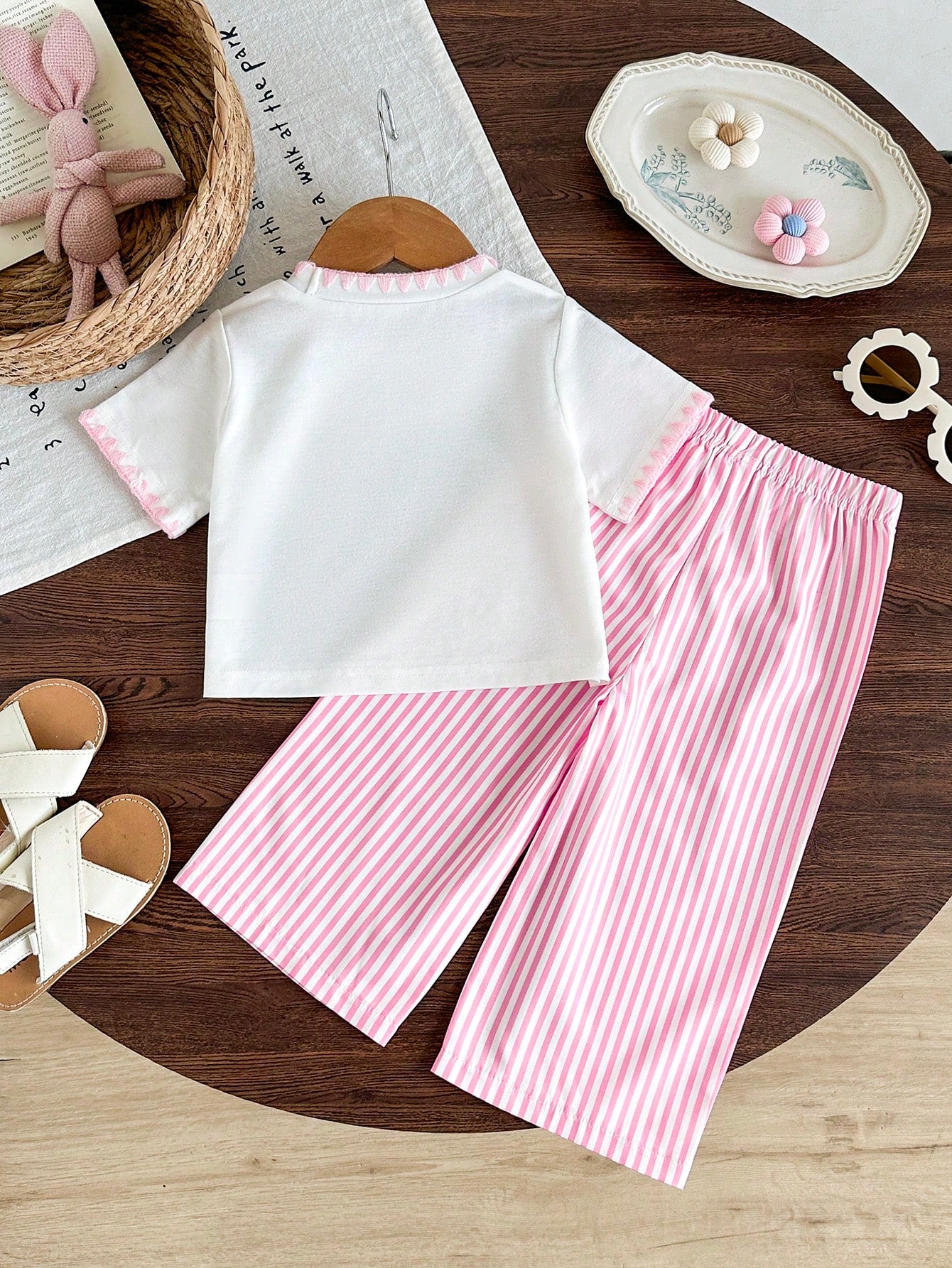 Cute Casual 2-Piece Set Baby Girl T-Shirt Outfit, Soft Skin-Friendly White Round Neck Short Sleeve T-Shirt With Pink Collar And Cuff Design, Exquisite Cute Small Dachshund Print, Paired With Pin