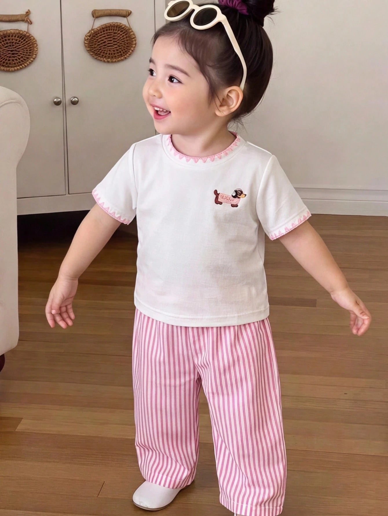 Cute Casual 2-Piece Set Baby Girl T-Shirt Outfit, Soft Skin-Friendly White Round Neck Short Sleeve T-Shirt With Pink Collar And Cuff Design, Exquisite Cute Small Dachshund Print, Paired With Pin