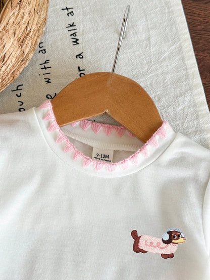 Cute Casual 2-Piece Set Baby Girl T-Shirt Outfit, Soft Skin-Friendly White Round Neck Short Sleeve T-Shirt With Pink Collar And Cuff Design, Exquisite Cute Small Dachshund Print, Paired With Pin