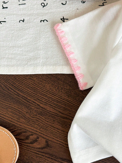 Cute Casual 2-Piece Set Baby Girl T-Shirt Outfit, Soft Skin-Friendly White Round Neck Short Sleeve T-Shirt With Pink Collar And Cuff Design, Exquisite Cute Small Dachshund Print, Paired With Pin