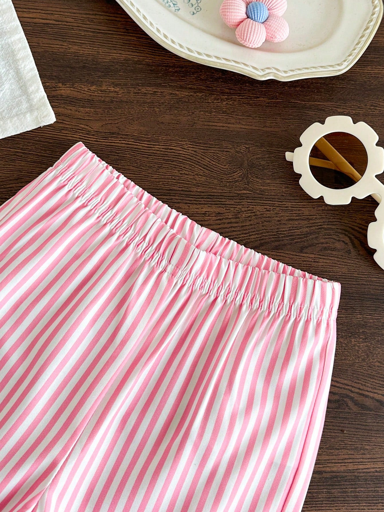 Cute Casual 2-Piece Set Baby Girl T-Shirt Outfit, Soft Skin-Friendly White Round Neck Short Sleeve T-Shirt With Pink Collar And Cuff Design, Exquisite Cute Small Dachshund Print, Paired With Pin