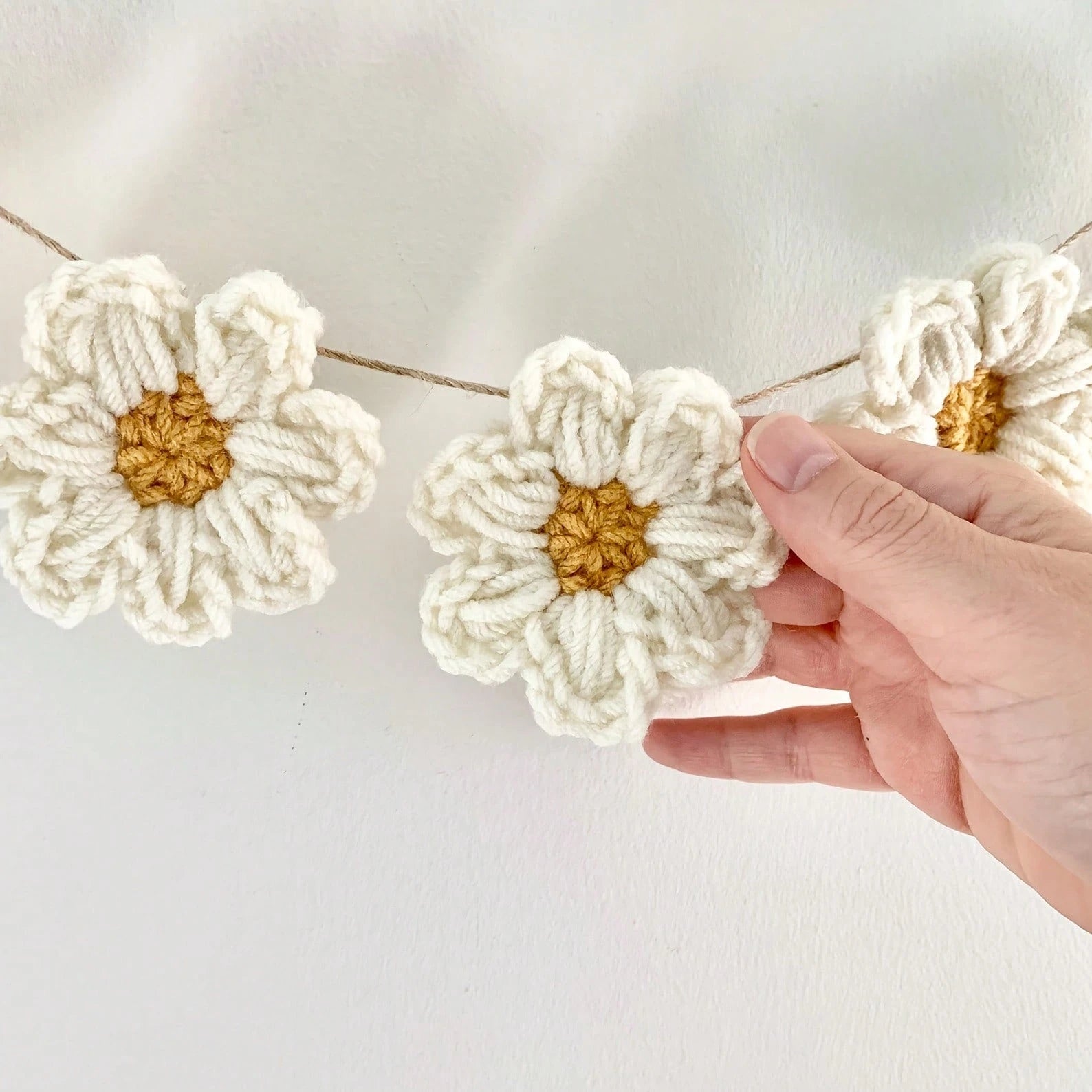 Daisy Flower Wreath Wall Hanging, Crochet Daisy Mother's Day Decor, Handmade Crochet Mother's Day Wreath Banner, Baby Shower Gender Reveal, Wedding Birthday Party Home Decor, Bedroom, Whimsical Design