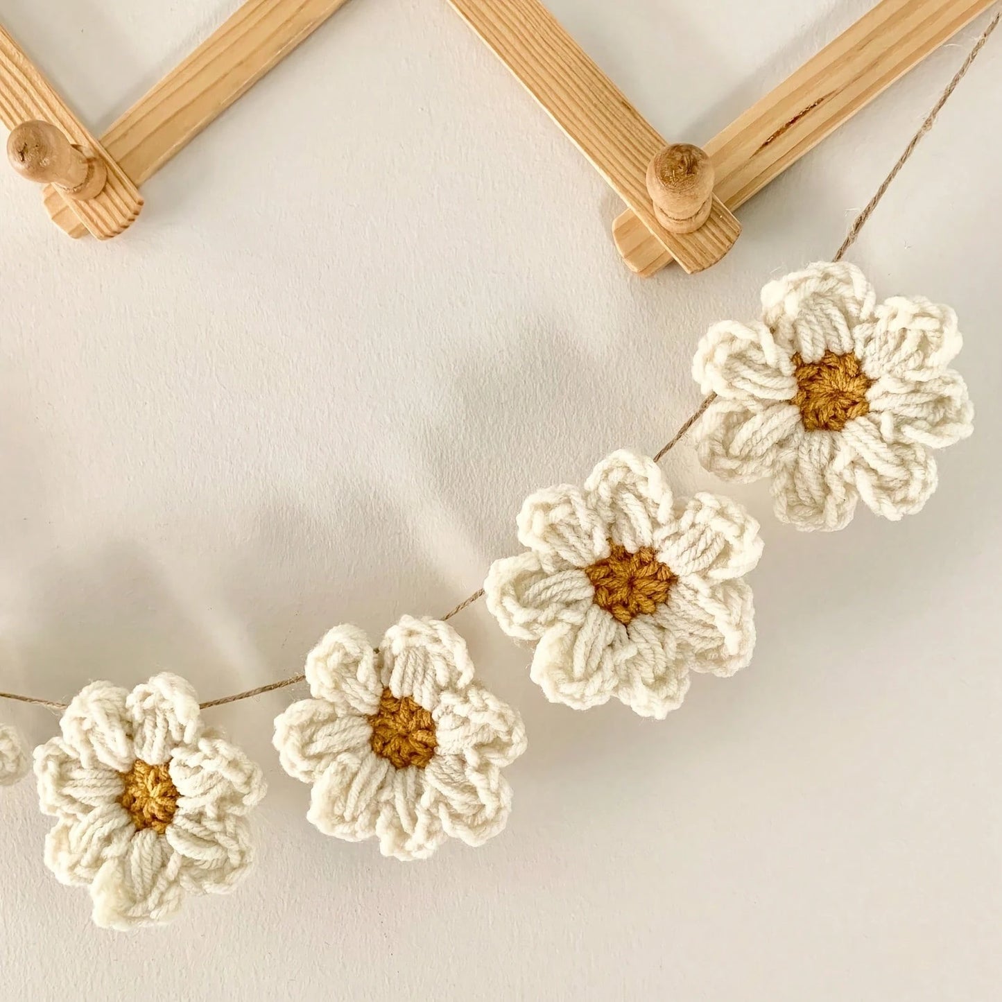 Daisy Flower Wreath Wall Hanging, Crochet Daisy Mother's Day Decor, Handmade Crochet Mother's Day Wreath Banner, Baby Shower Gender Reveal, Wedding Birthday Party Home Decor, Bedroom, Whimsical Design