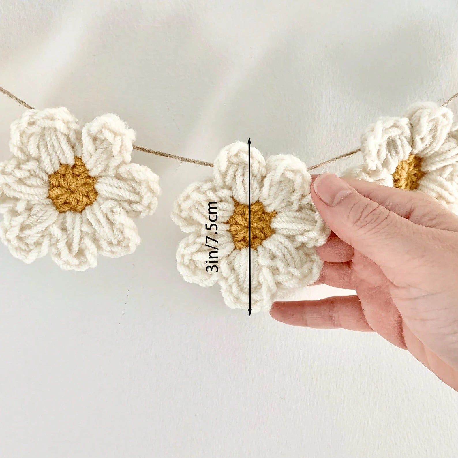 Daisy Flower Wreath Wall Hanging, Crochet Daisy Mother's Day Decor, Handmade Crochet Mother's Day Wreath Banner, Baby Shower Gender Reveal, Wedding Birthday Party Home Decor, Bedroom, Whimsical Design