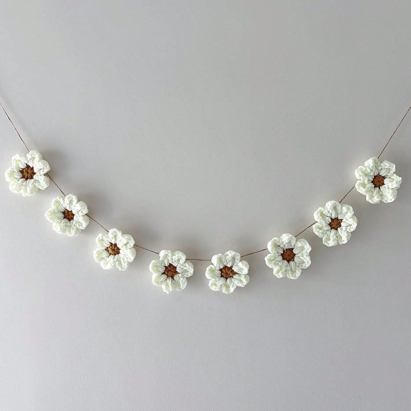 Daisy Flower Wreath Wall Hanging, Crochet Daisy Mother's Day Decor, Handmade Crochet Mother's Day Wreath Banner, Baby Shower Gender Reveal, Wedding Birthday Party Home Decor, Bedroom, Whimsical Design