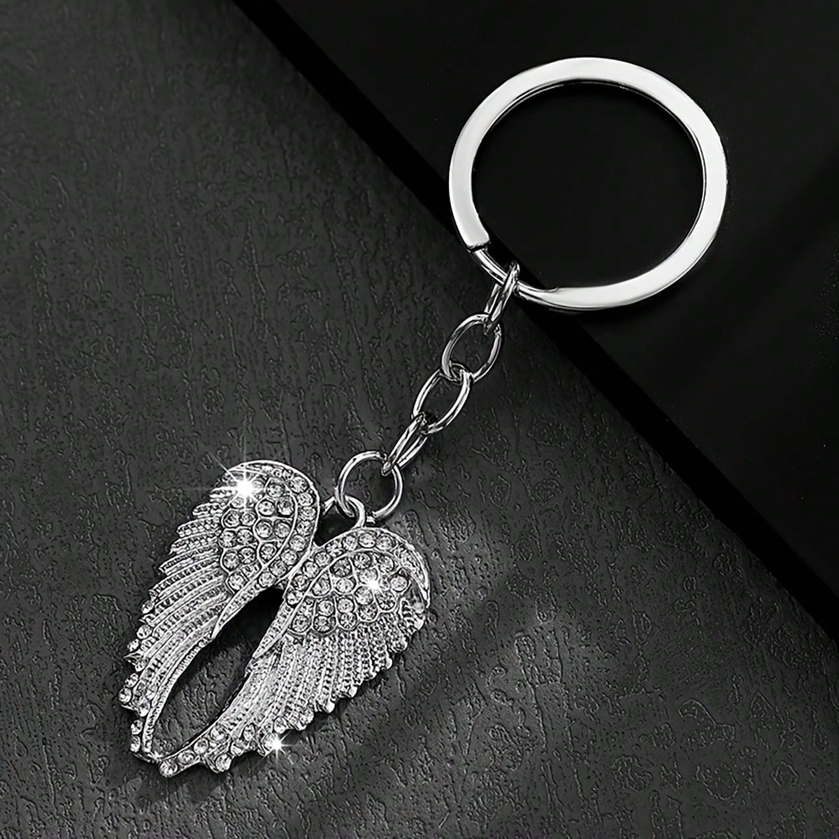 Fashionable Angel Wings Keychain- Shiny Angel Wings Keyring, Enamel Angel Wings Pendant Keychain, Rivet Design, Durable Metal Wings Accessory, Suitable For Men And Women, Couple's Daily Gift, Cute Wi